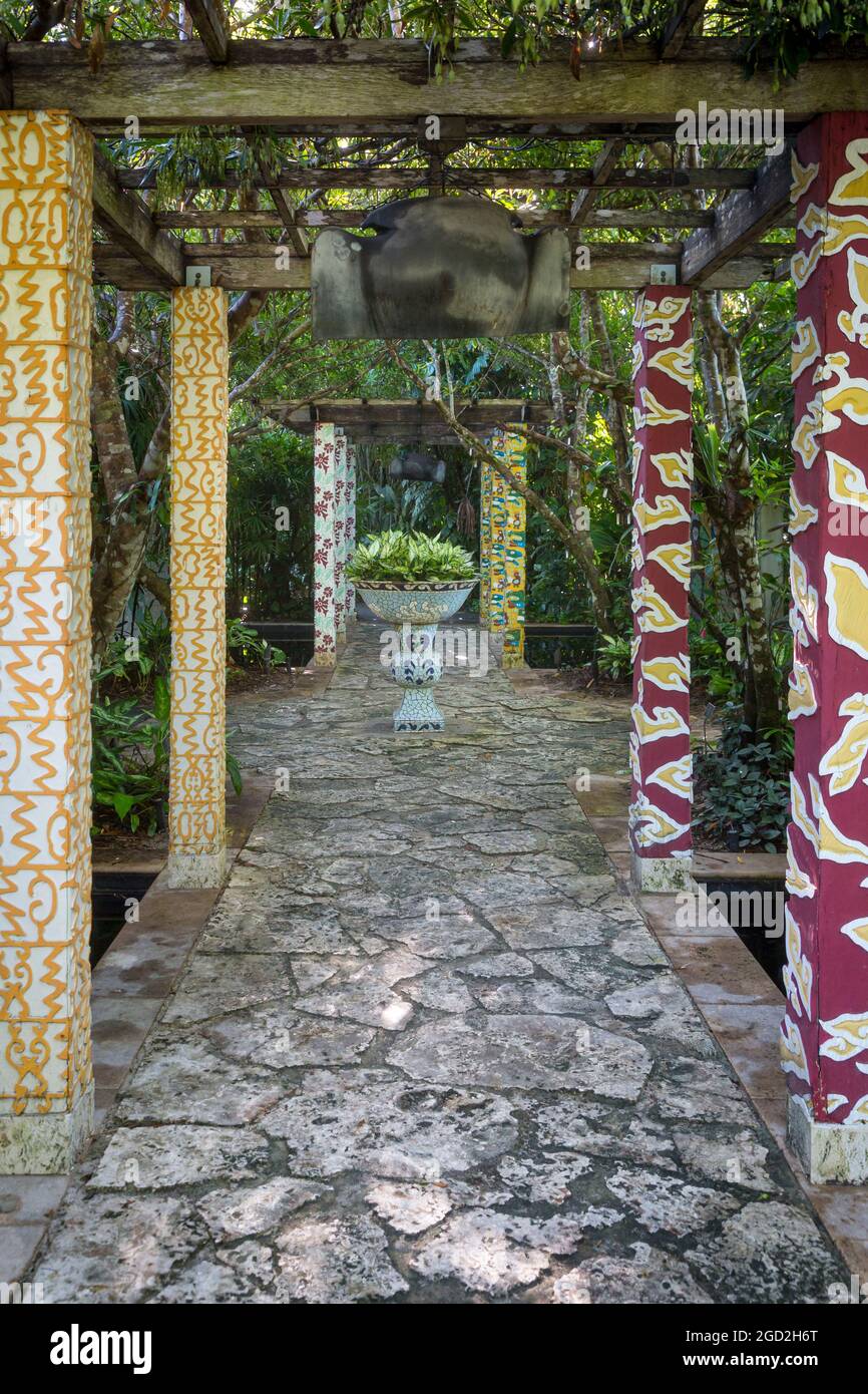 Trellis e pentola di piantagione nella sezione asiatica del giardino botanico di Napoli, Napoli, Florida, Stati Uniti Foto Stock