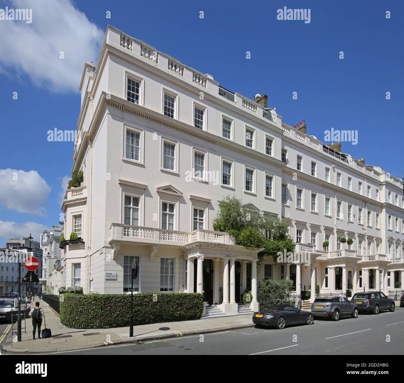 Belgravia, Londra, Regno Unito. Case sul lato nord di Eaton Square, l'albergo più costoso di Londra. Case costo £17 m (2020). Foto Stock