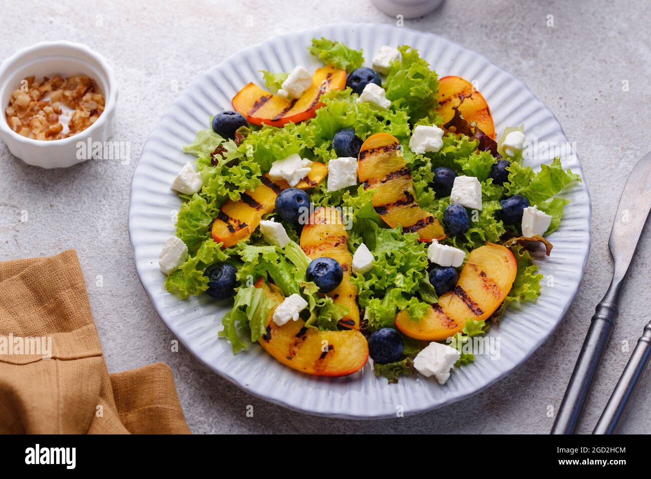 Insalata Con Pesca Alla Griglia Mirtillo E Feta Foto Stock Alamy
