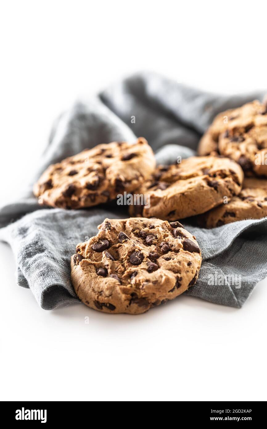 Biscotti con pezzi di cioccolato isolati su sfondo bianco. Foto Stock