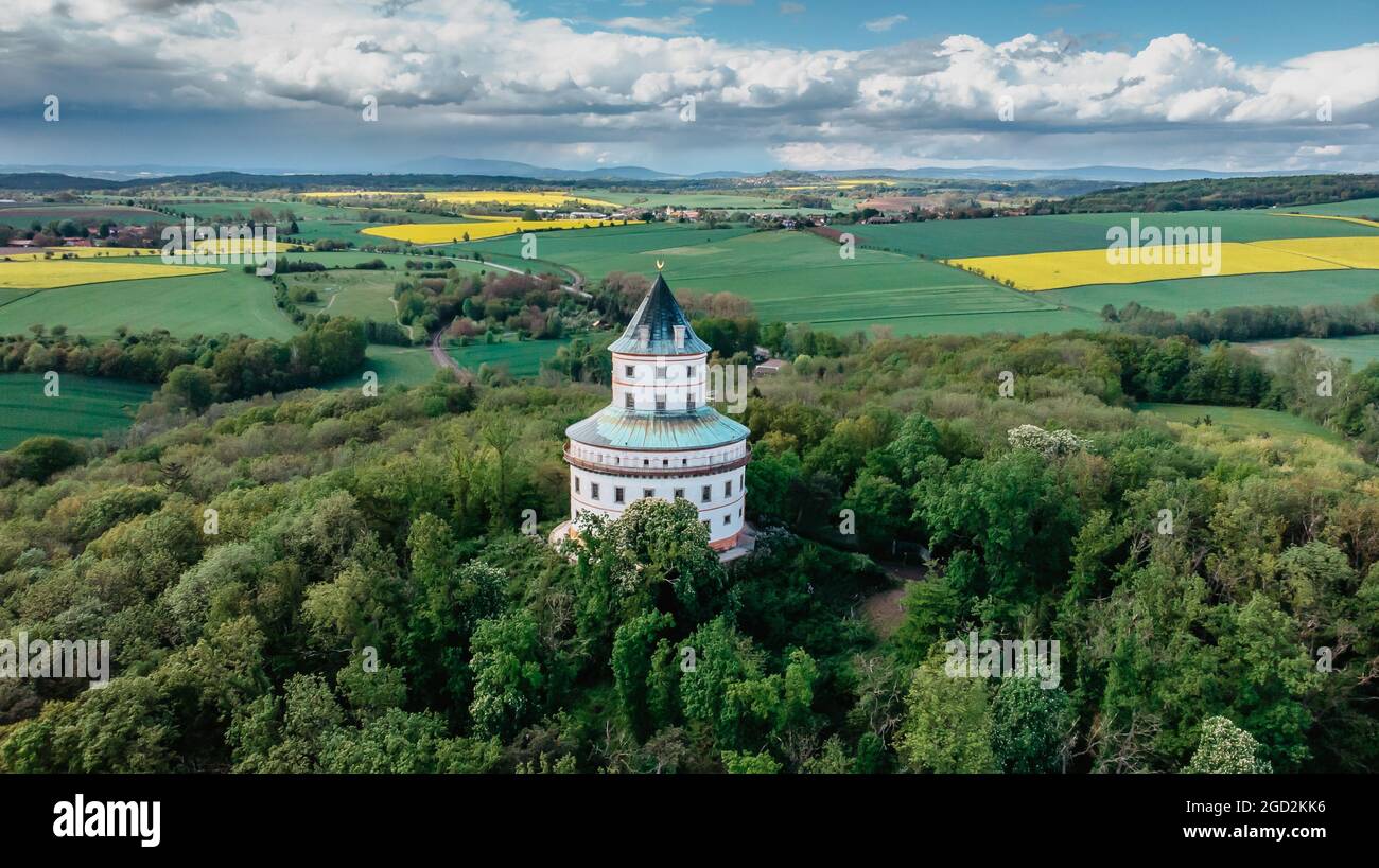 Vista aerea del castello di Humprecht circondato da un bellissimo paesaggio di primavera, Repubblica Ceca. Castello barocco utilizzato per essere un rifugio di caccia Foto Stock