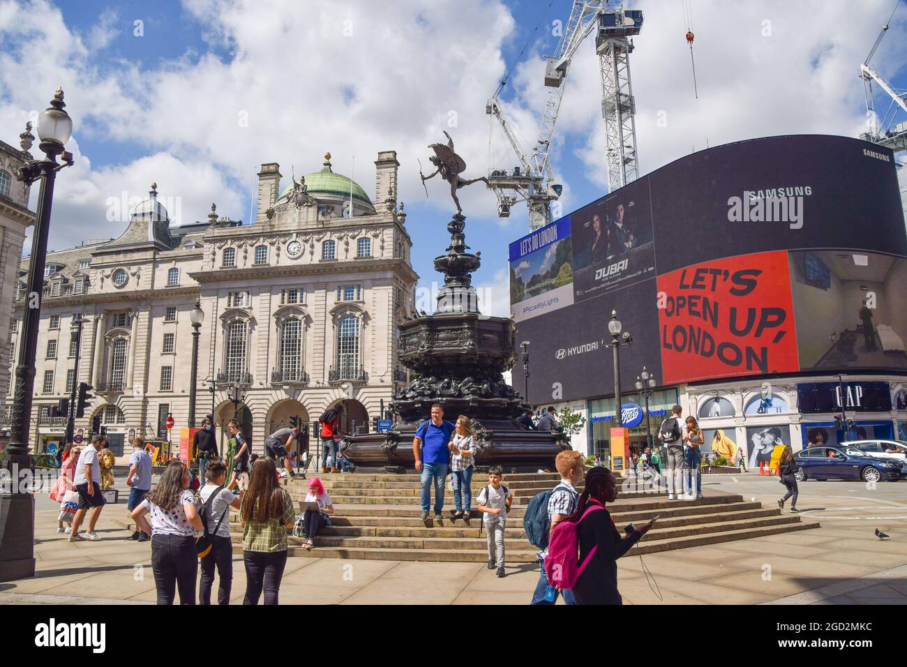 Londra, Regno Unito. 10 agosto 2021. Visitatori di Piccadilly Circus. Le attrazioni di Londra sono state nuovamente occupate, mentre i turisti ritornano nella capitale dopo il rilassamento delle restrizioni del coronavirus e delle regole di quarantena in Inghilterra nelle ultime settimane. (Credit: Vuk Valcic / Alamy Live News) Foto Stock