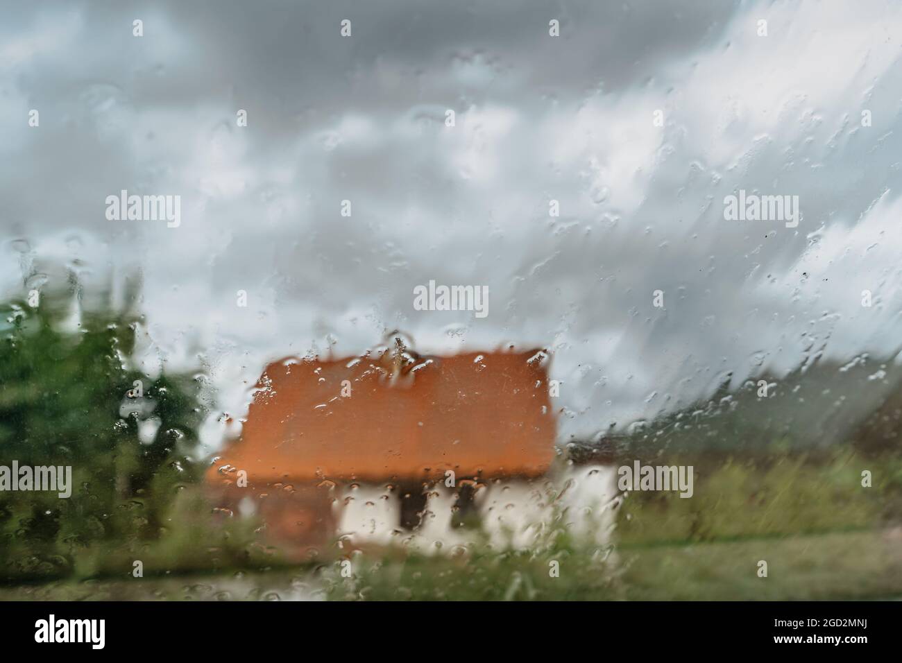 Gocce su vetro su pioggia moody day.Rain fuori finestra offuscata casa. Texture of raindrops, wet glass.rainy window background.View through window with Foto Stock