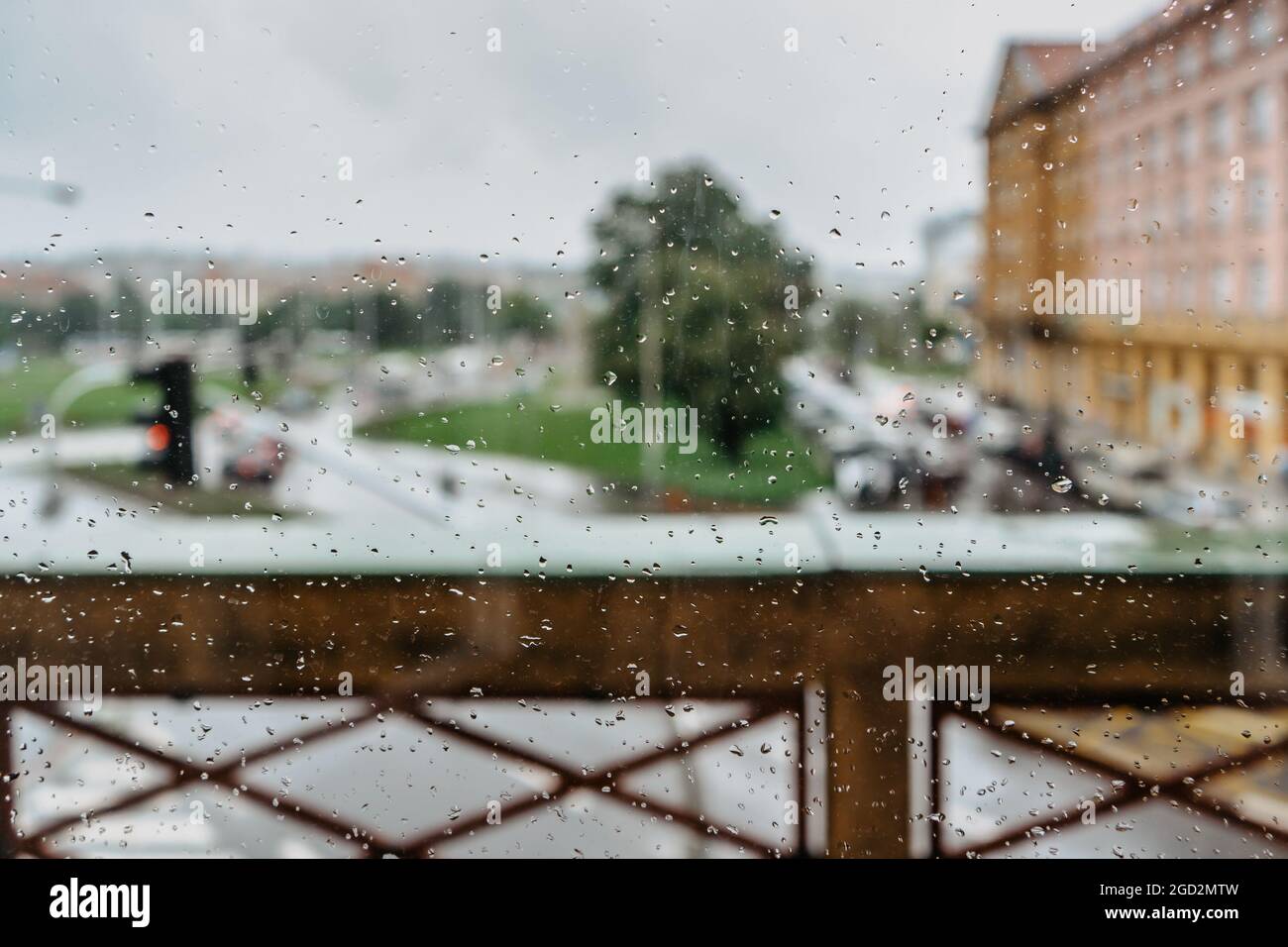Gocce di pioggia durante la pioggia in day.View esterno finestra, vetro con sfondo sfocato.acqua gocciolina che scorre giù il surface.Wet vetro, cattivo tempo Foto Stock