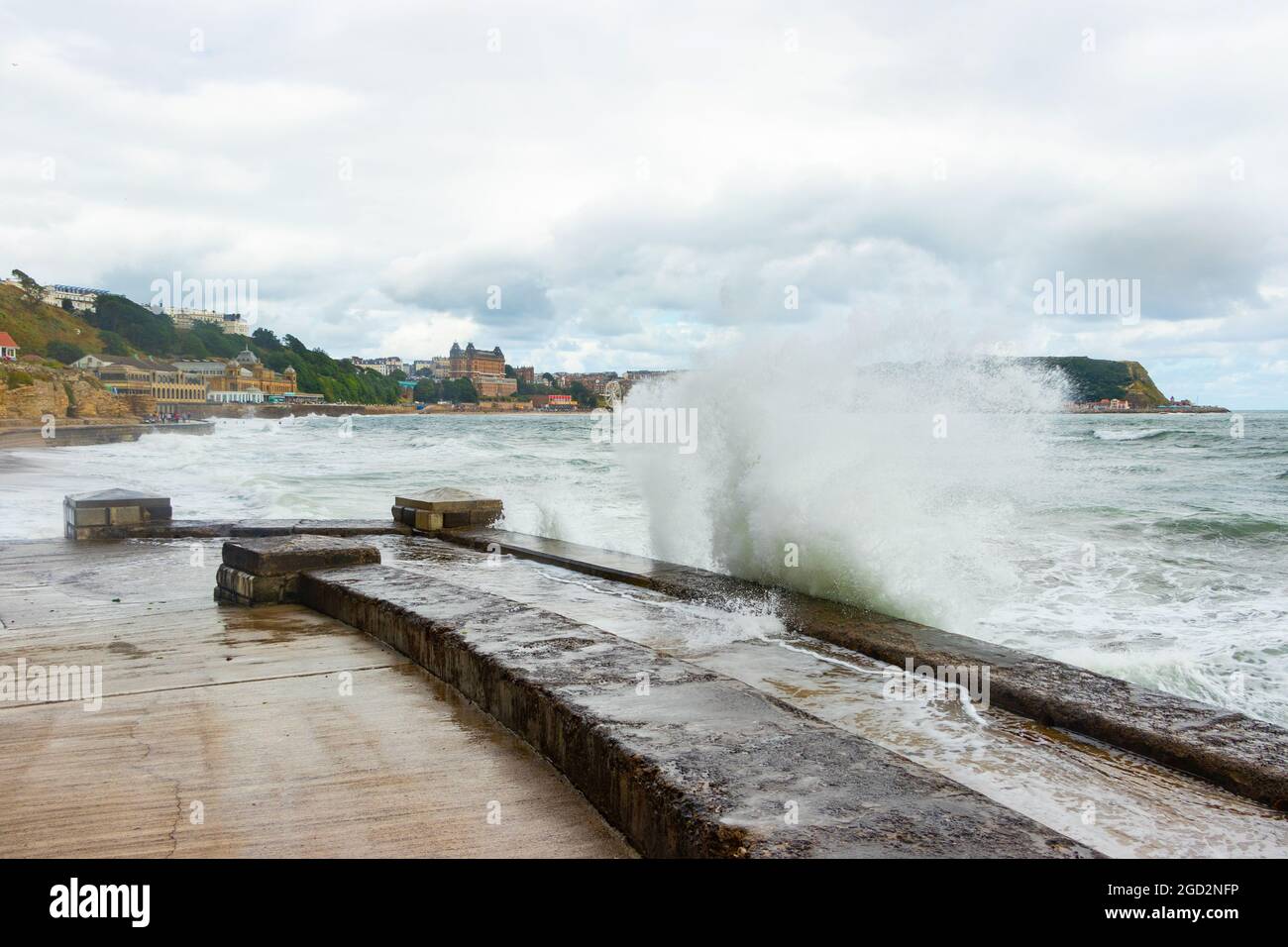 Onde che si infrangono contro le difese marine nello Yorkshire di Scarborough Foto Stock