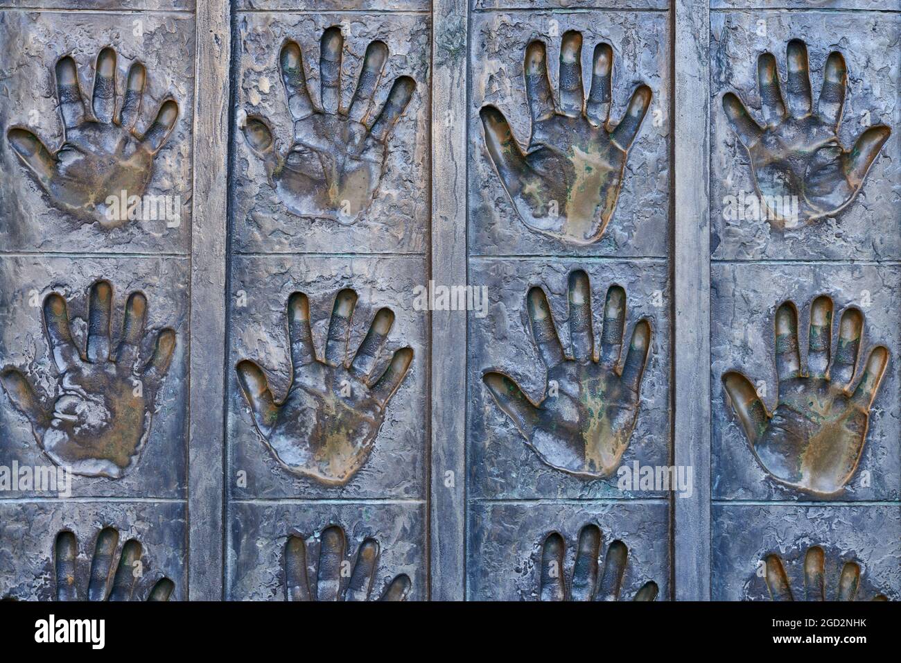 Metallo aperto le mani in scultura nella Plaza de la Catedral de Leon. Spagna Foto Stock
