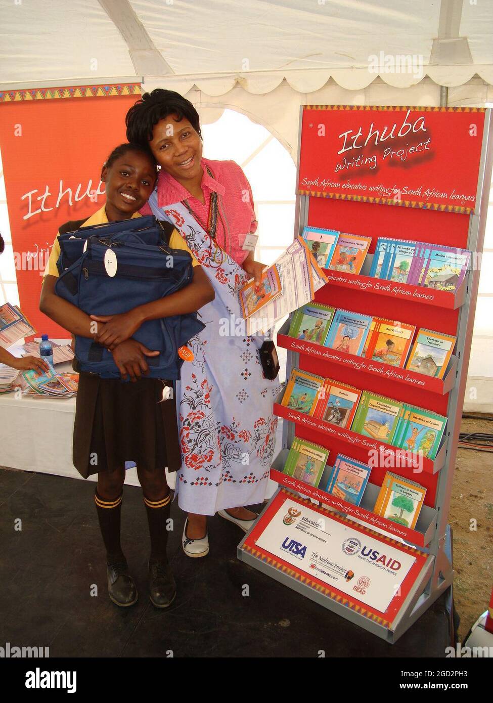 Mese delle donne: I libri per i bambini nelle lingue africane sono scarsi, quindi i bambini non hanno la possibilità di leggere nelle loro lingue domestiche. Il programma ITHUBA è cambiato: Gli studenti sudafricani di grado 4 - 6 stanno godendo di più di 2.3 milioni di libri scritti nelle loro lingue. La maggior parte degli insegnanti e degli artisti appena formati sono donne, come quella di questa fotografia. CA. 13 settembre 2013 Foto Stock