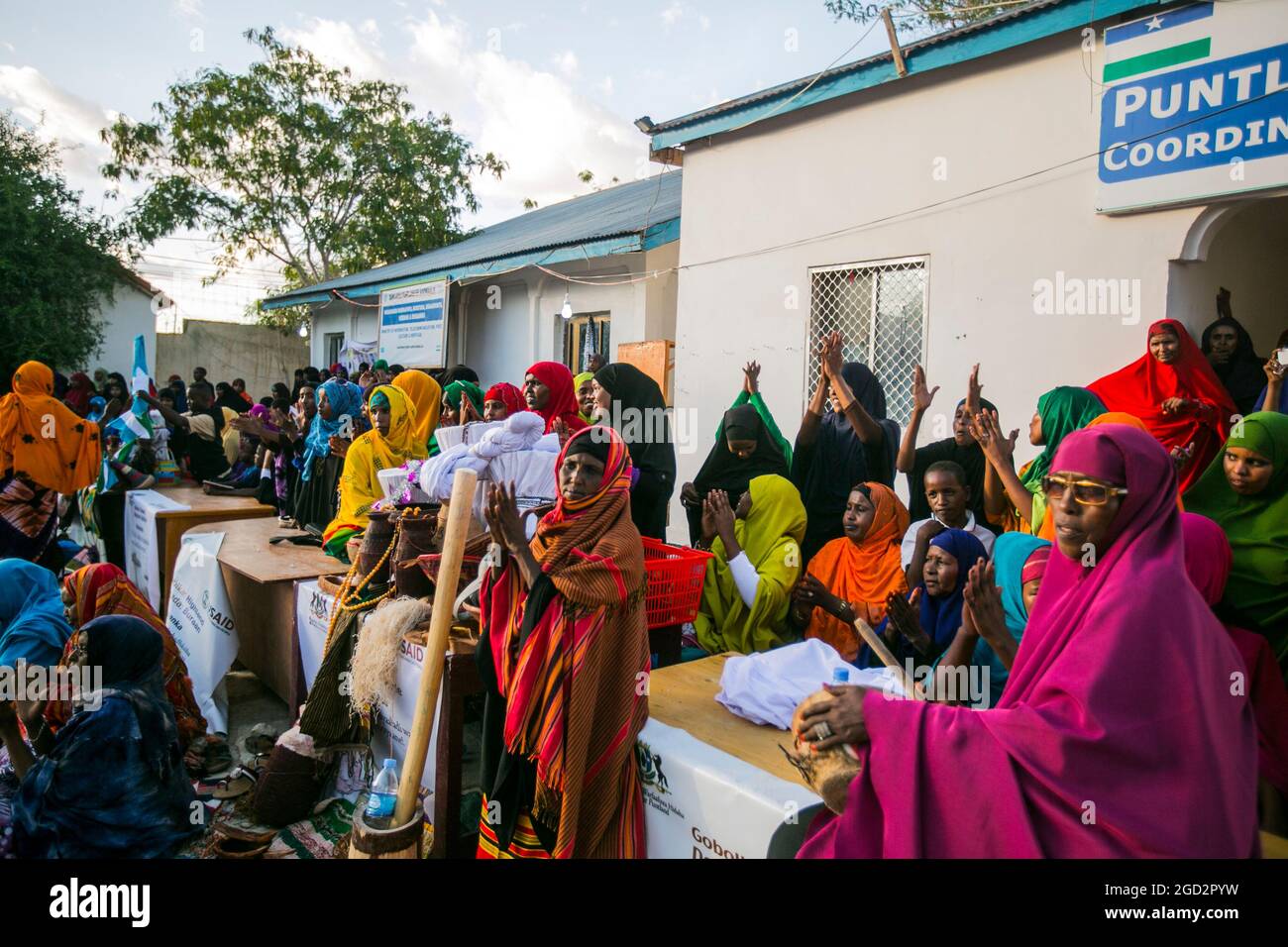 Garowe Arte e Cultura, donne musulmane in abbigliamento colorato a Garowe Puntland ca. 3 giugno 2015 Foto Stock