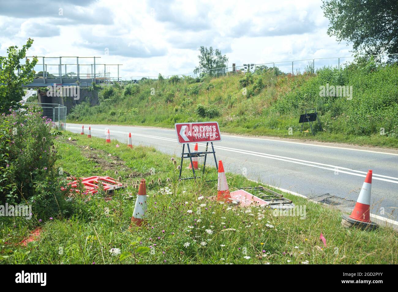 Segnaletica stradale che indica il "traffico di lavori" sulla A4421 vicino a Bicester. Foto Stock