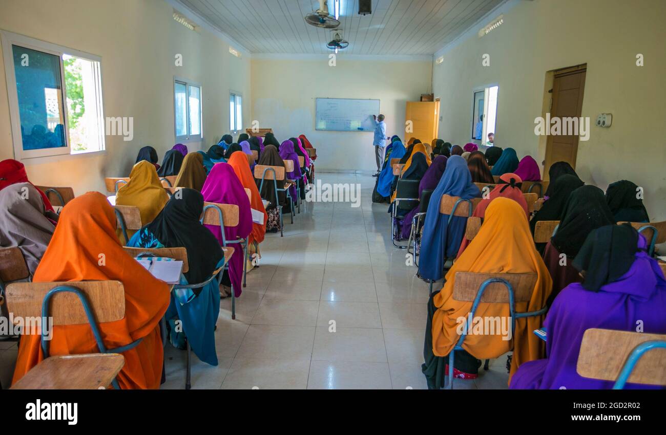 Le donne musulmane ascoltano attentamente durante una lezione di formazione di insegnanti a Mogadiscio o Garowe voa la 'iniziativa giovani somali (SYLI)' ca. 16 giugno 2015 Foto Stock