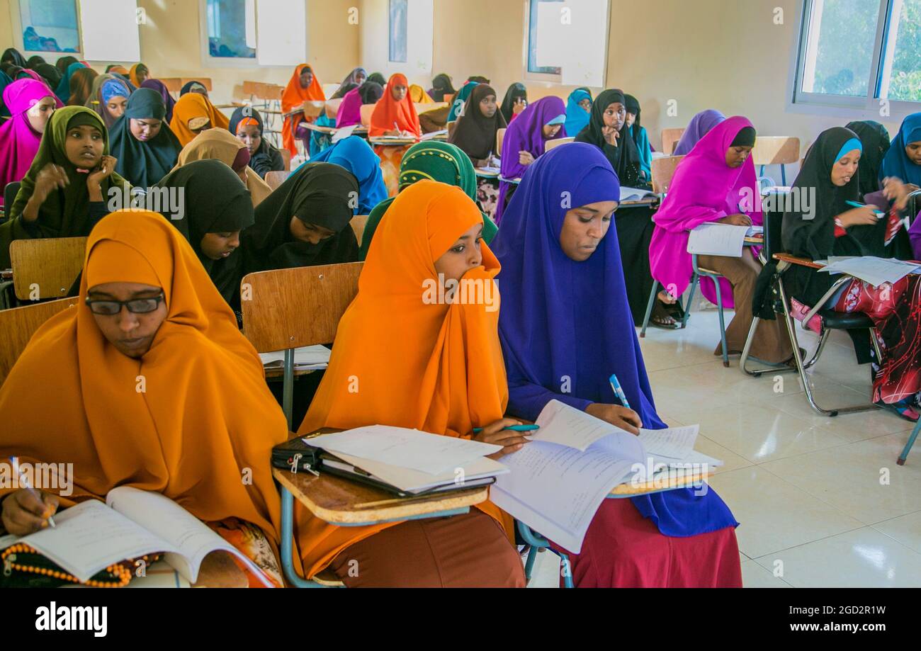 Le giovani donne musulmane ascoltano durante una sessione di formazione per insegnanti a Mogadiscio o Garowe attraverso l'iniziativa per i giovani somali (SYLI) ca. 16 giugno 2015 Foto Stock