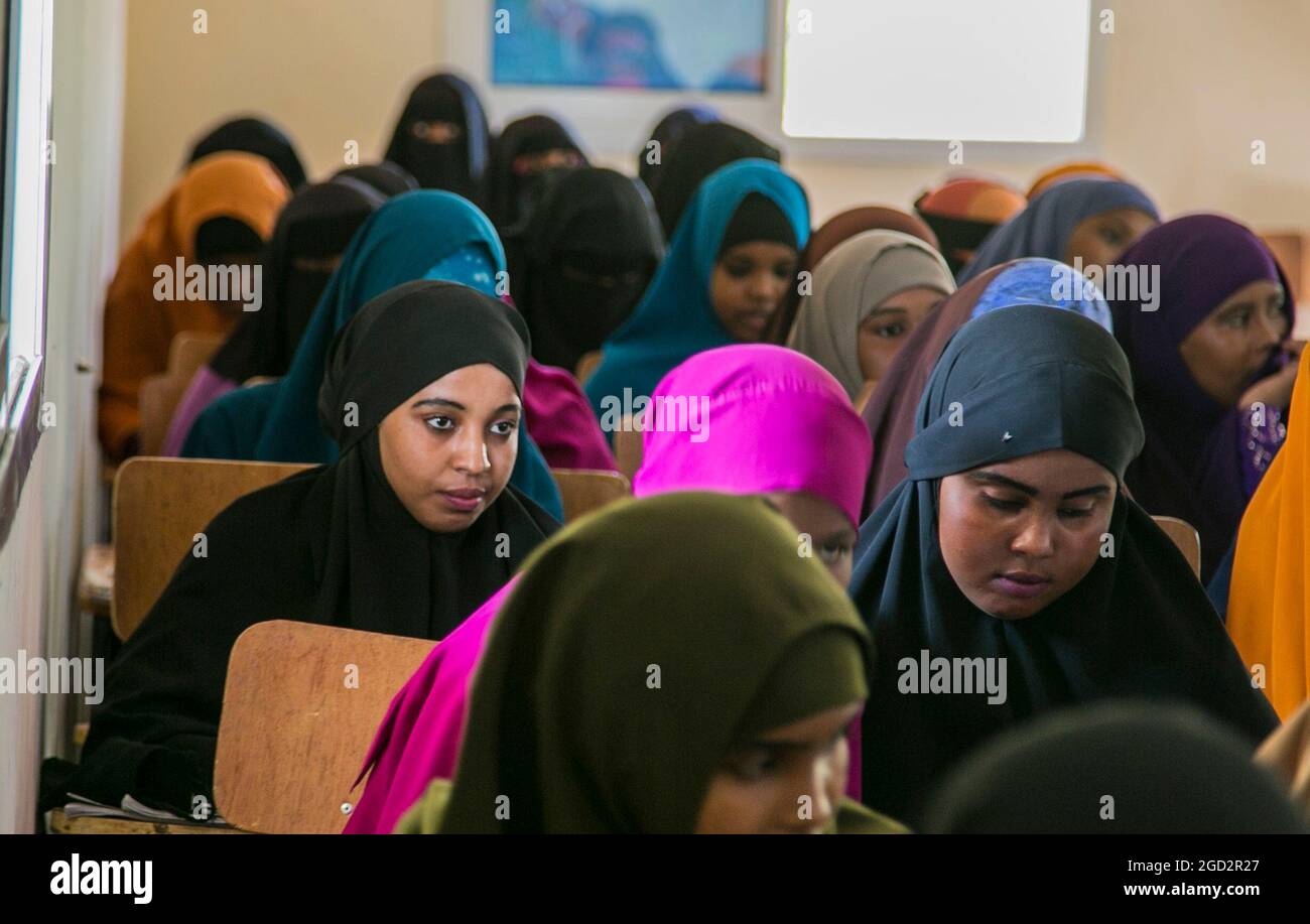 Le giovani donne musulmane ascoltano durante una sessione di formazione per insegnanti a Mogadiscio o Garowe attraverso l'iniziativa per i giovani somali (SYLI) ca. 16 giugno 2015 Foto Stock