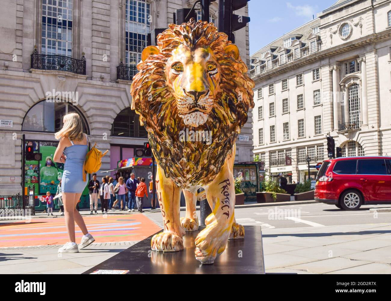 Londra, Regno Unito. 10 agosto 2021. Scultura leone del chitarrista Rolling Stones Ronnie Wood visto a Piccadilly Circus, parte del Lion Trail dall'organizzazione per la conservazione della fauna selvatica Tusk. Sculture di leoni a grandezza naturale, disegnate da famosi artisti, musicisti e comici, sono esposte nelle strade di Londra per sensibilizzare sulle minacce che i leoni devono affrontare e raccogliere fondi per la conservazione e i mezzi di sostentamento influenzati dal COVID-19 in Africa. Credit: SOPA Images Limited/Alamy Live News Foto Stock