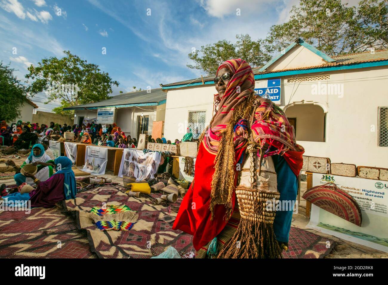 Donna in abito tradizionale, Garowe Arte e Cultura, a Puntland ca. 2 giugno 2015 Foto Stock