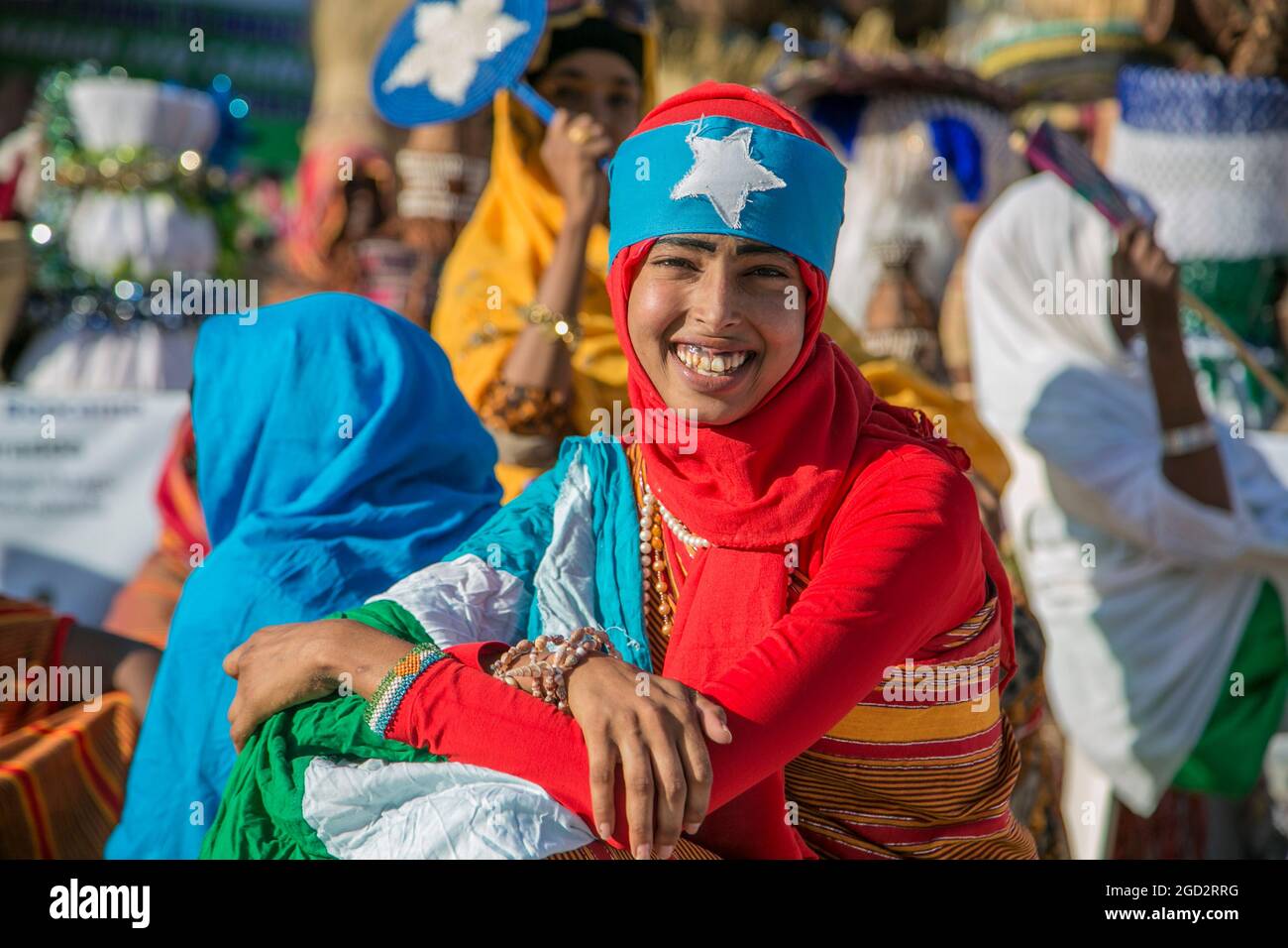 Donna sorridente in abito tradizionale a Garowe, Puntland ca. 4 giugno 2015 Foto Stock