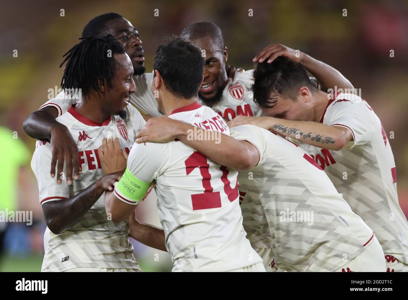 Monaco, Monaco, 10 agosto 2021. Gelson Martins DI MONACO festeggia con i compagni di squadra dopo aver segnato per dare alla parte un 1-0 di vantaggio durante la partita UEFA Champions League allo Stade Louis II, Monaco. L'immagine di credito dovrebbe essere: Jonathan Moscop / Sportimage Foto Stock