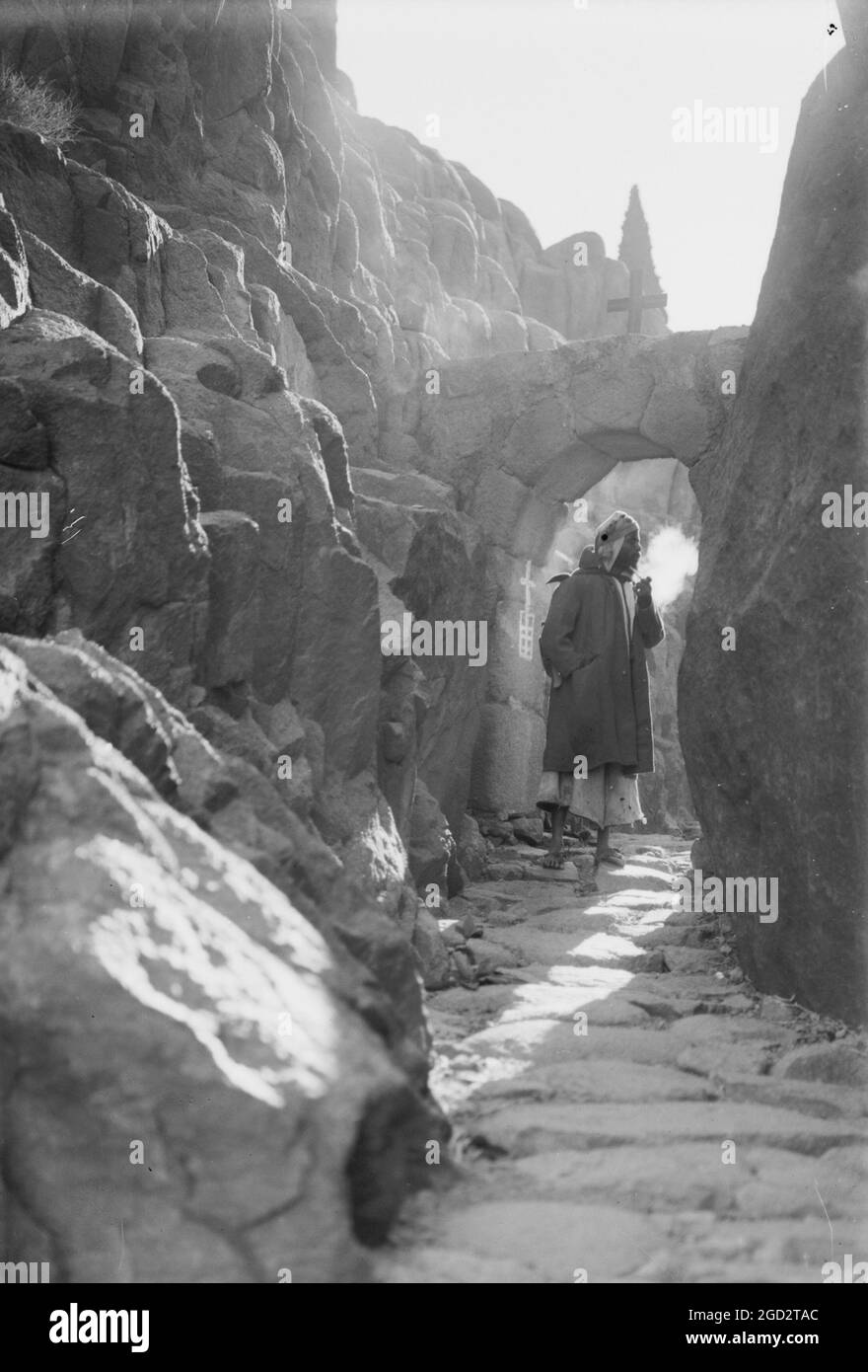 Passi del pellegrino e la seconda porta, l'uomo che fuma un tubo in Israele ca. 1900 Foto Stock