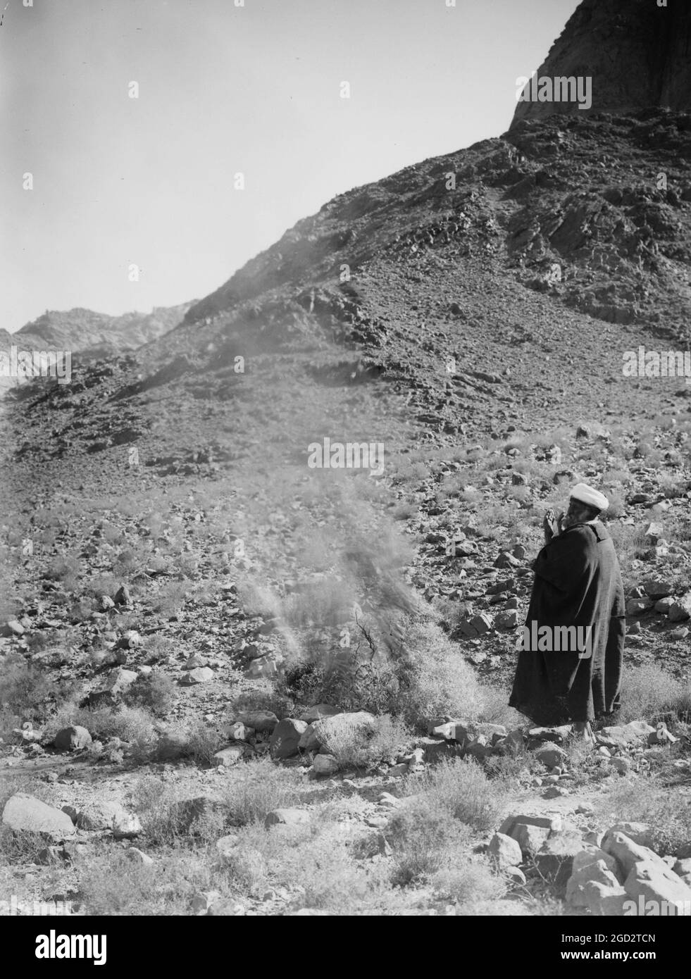 Un uomo in piedi accanto AD UN cespuglio di silleh ardente in Israele ca. 1900 Foto Stock