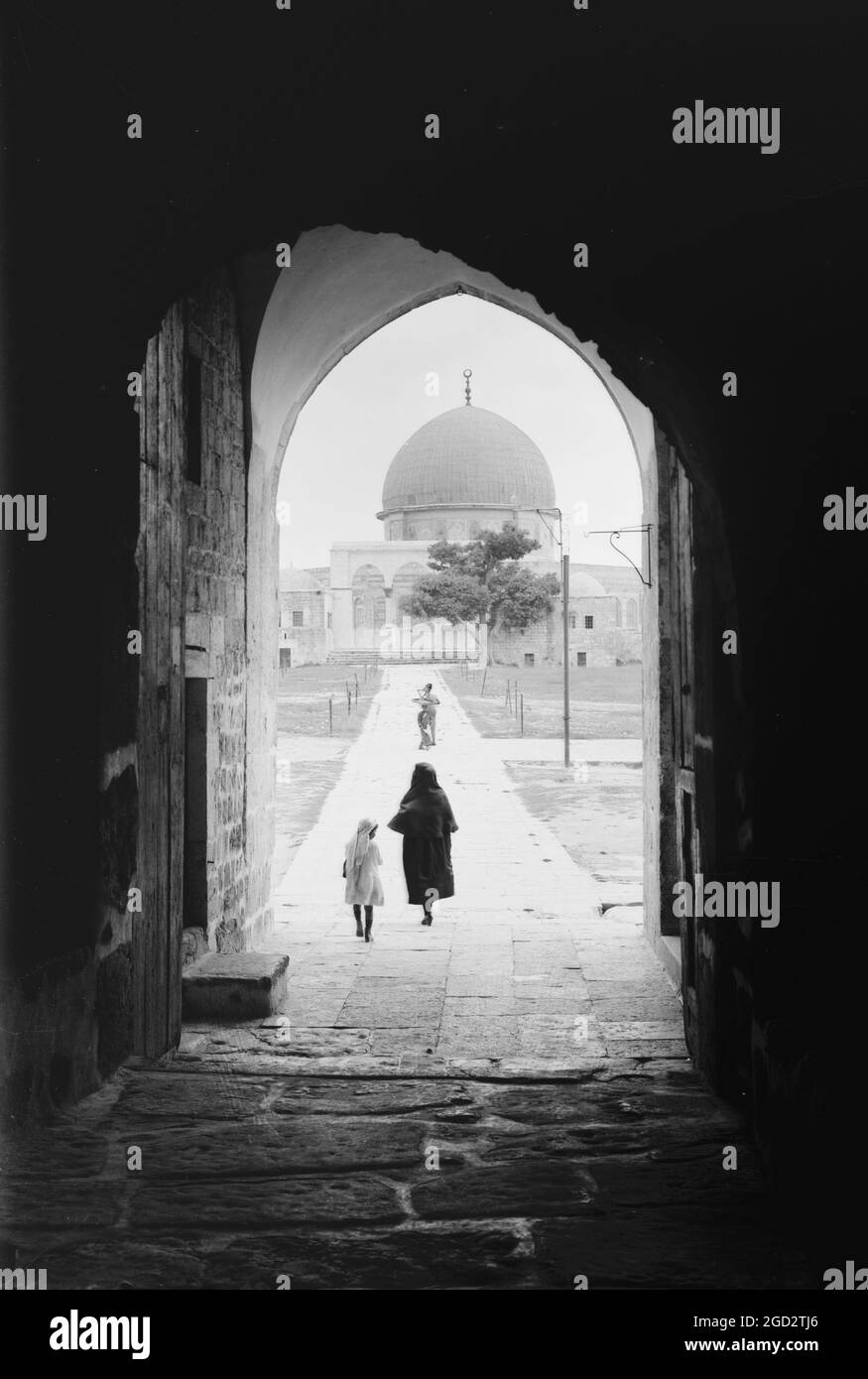 Area del Tempio, Moschea di Omar [cioè, cupola della roccia], ecc Moschea di Omar dal nord, donna e figlia a piedi alla moschea. CA. 1900 Foto Stock