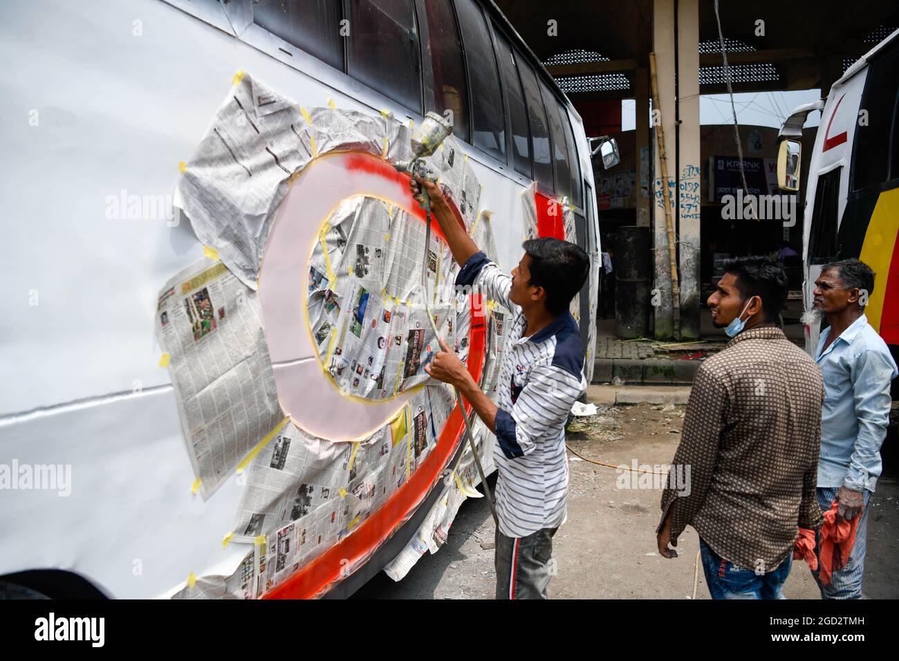 Dhaka, Bangladesh. 10 agosto 2021. Un operaio dipinge un autobus mentre il trasporto pubblico riprende dopo un periodo di blocco presso il terminal degli autobus di Gottoli a Dhaka.dopo un blocco, i trasporti pubblici riaprono domani in tutto il paese in Bangladesh. (Foto di Piyas Biswas/SOPA Images/Sipa USA) Credit: Sipa USA/Alamy Live News Foto Stock