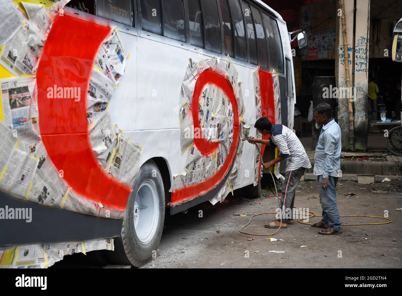 Dhaka, Bangladesh. 10 agosto 2021. Un operaio dipinge un autobus mentre il trasporto pubblico riprende dopo un periodo di blocco presso il terminal degli autobus di Gottoli a Dhaka.dopo un blocco, i trasporti pubblici riaprono domani in tutto il paese in Bangladesh. (Foto di Piyas Biswas/SOPA Images/Sipa USA) Credit: Sipa USA/Alamy Live News Foto Stock