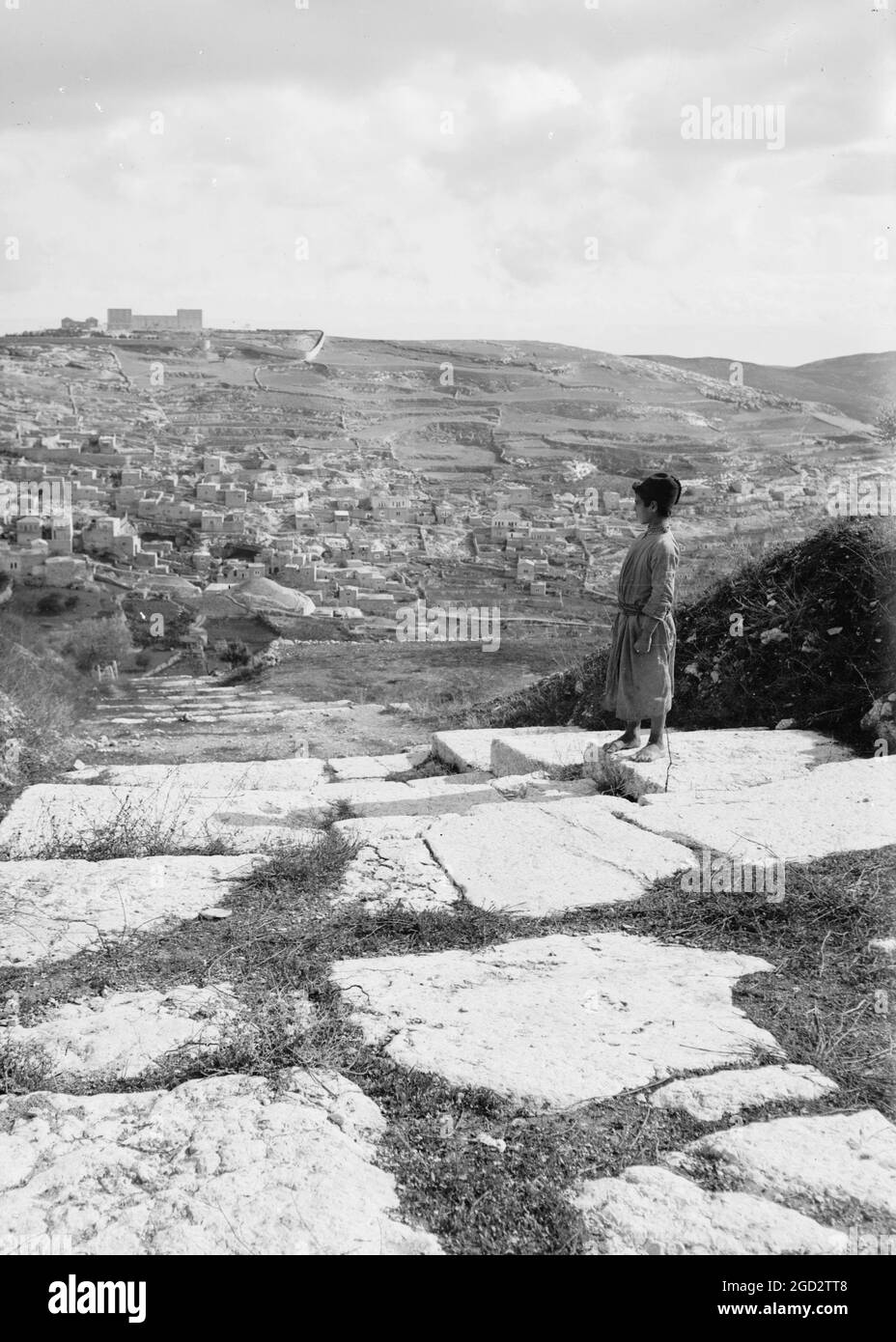 Scavi sui terreni degli Assustionisti a Gerusalemme, vecchia scalinata, guardando ad est, mostrando Siloam, ragazzo in piedi in cima alle scale ca. 1900 Foto Stock