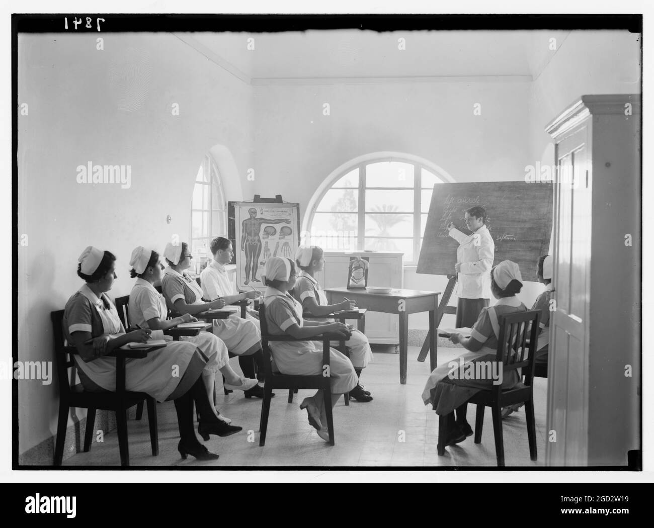 Insegnante che indica il bordo di gesso all'ospedale di missione di Scots in Tiberias Israele. Infermieri ospedalieri in classe istruiti dal dottor Little. CA. Tra il 1934 e il 1939 Foto Stock