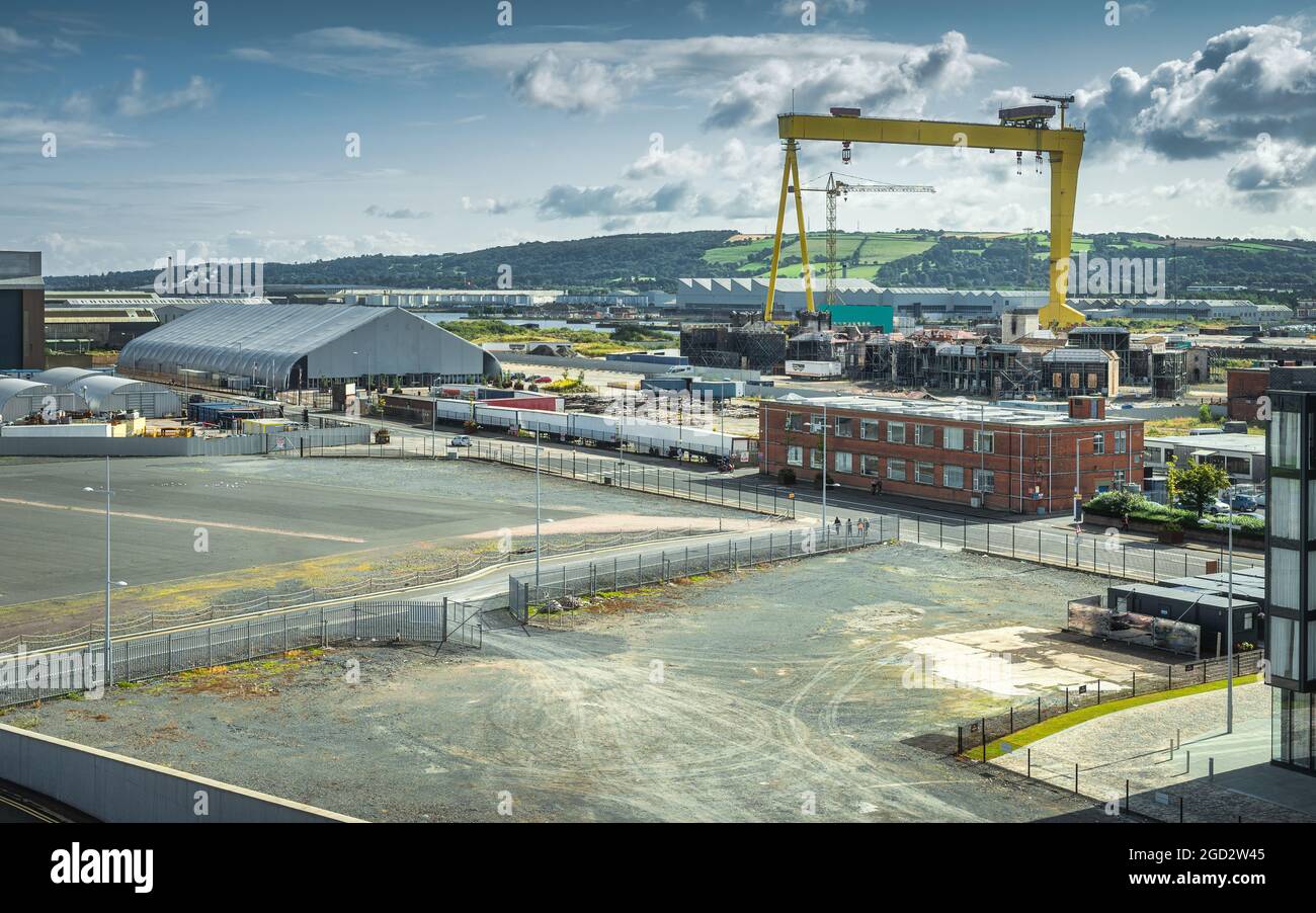 Vista elevata sui quartieri industriali di Belfast, il porto e le banchine con una grande gru gialla, Regno Unito, Irlanda del Nord Foto Stock
