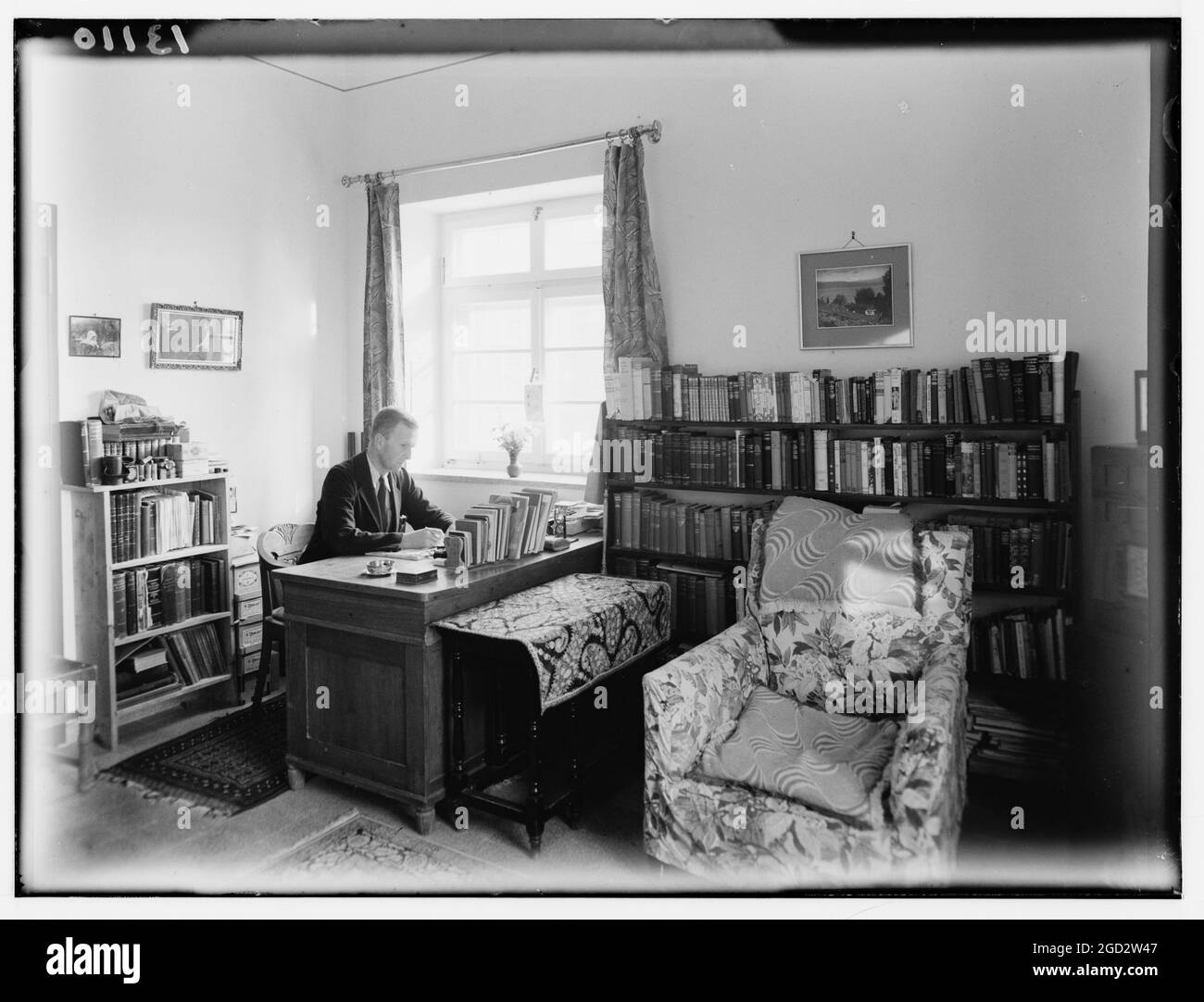 Il Dott. MacLean o il Dott. McLean nel suo studio nella sua casa ca. Fra 1940 e 1946 Foto Stock