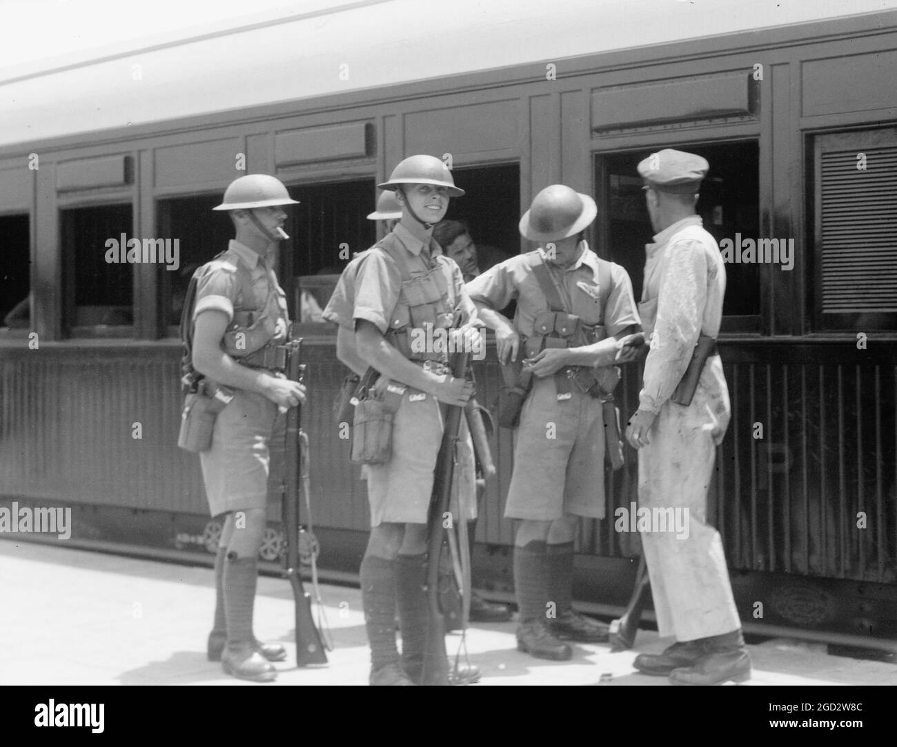Truppe britanniche in guardia alla stazione ferroviaria di Lydda Israel durante i disordini palestinesi del 1936 Foto Stock
