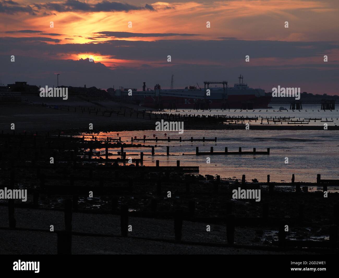 Sheerness, Kent, Regno Unito. 10 agosto 2021. Regno Unito Meteo: Tramonto a Sheerness, Kent alla fine di una giornata calda. Credit: James Bell/Alamy Live News Foto Stock