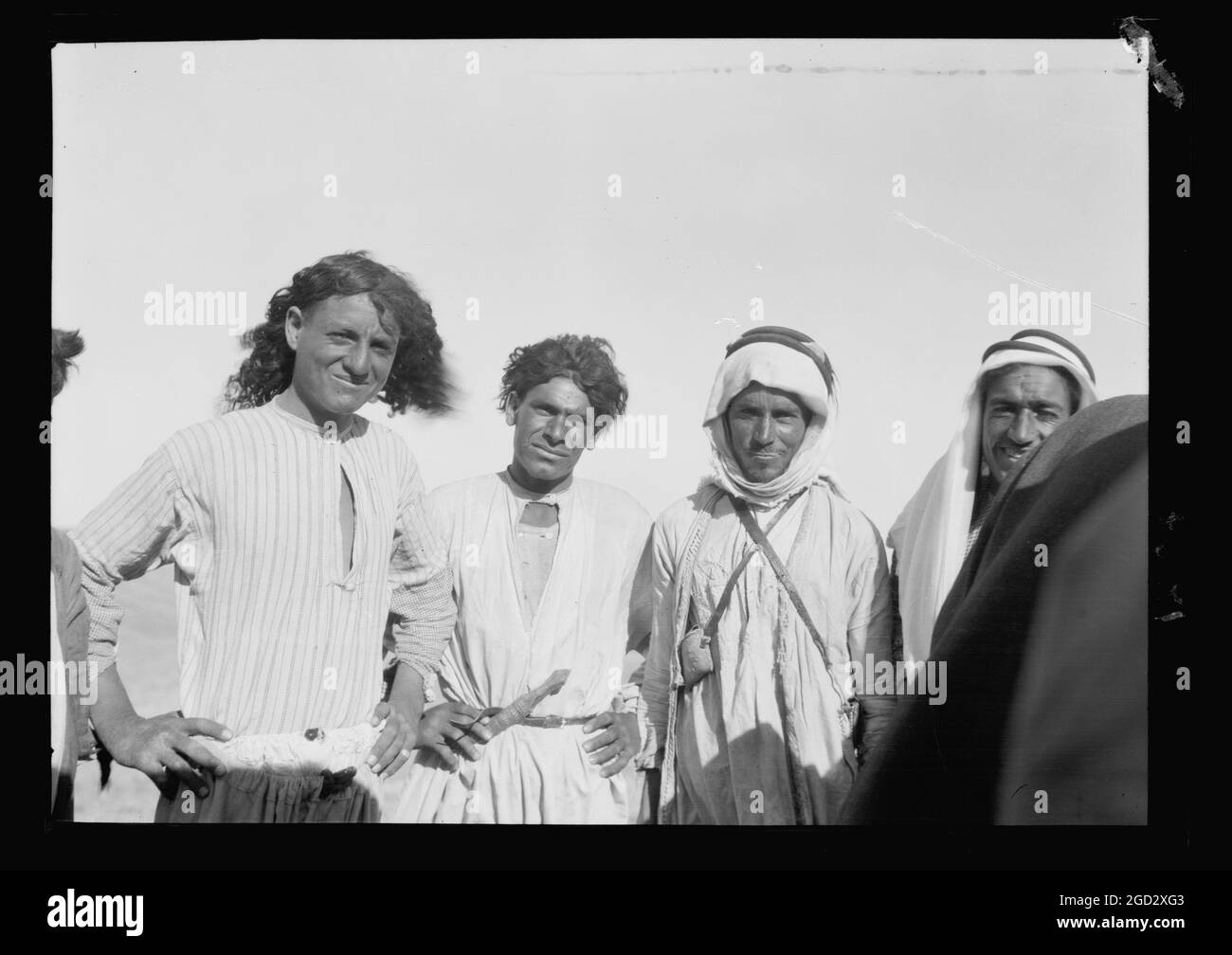 Vita beduina nella zona Trans-Jordan, questi quattro uomini sono costruttori di strada ca. 1920 Foto Stock