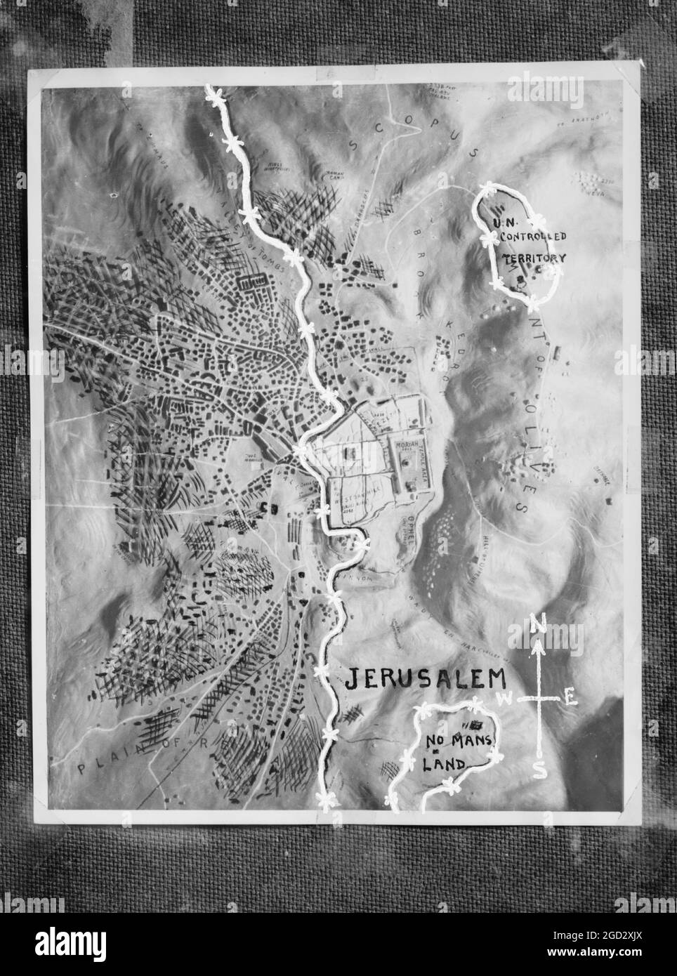 Palestina e Israele argomenti del 1953. Mappa in rilievo di Gerusalemme con linea di demarcazione del filo spinato come in 1953 ca. 1953 Foto Stock