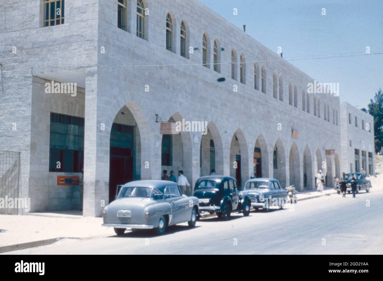 Edifici a Gerusalemme. L'ufficio postale sulla strada porta Erode (Gerusalemme araba), le auto parcheggiate in strada tra il 1948 e il 1958 circa Foto Stock