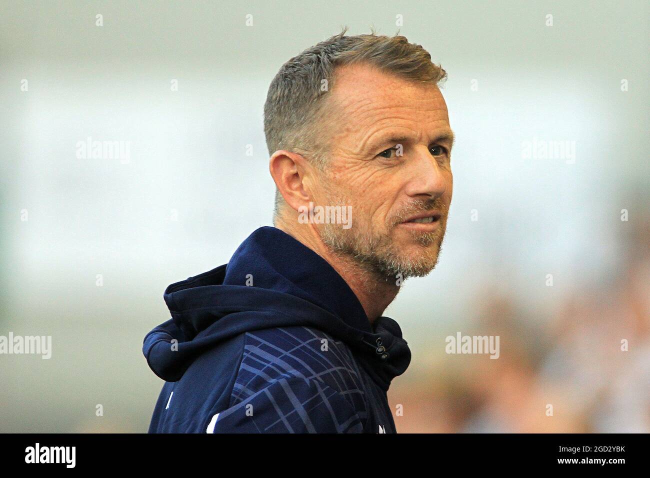 Londra, Regno Unito. 10 agosto 2021. Il manager di Millwall Gary Rowett guarda alla partita del 1° turno della Coppa Carabao, Millwall contro Portsmouth, al Den di Londra martedì 10 agosto 2021. Questa immagine può essere utilizzata solo per scopi editoriali. Solo per uso editoriale, è richiesta una licenza per uso commerciale. Nessun utilizzo nelle scommesse, nei giochi o nelle pubblicazioni di un singolo club/campionato/giocatore. pic by Steffan Bowen/Andrew Orchard sports photography/Alamy Live news Credit: Andrew Orchard sports photography/Alamy Live News Foto Stock
