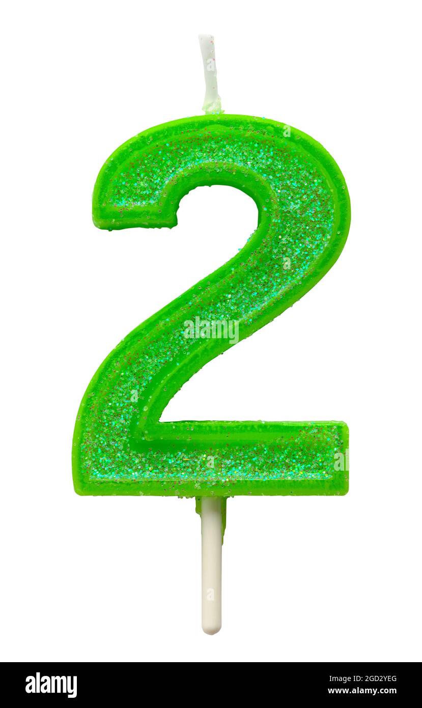 Candela numero due verde tagliata su bianco. Foto Stock