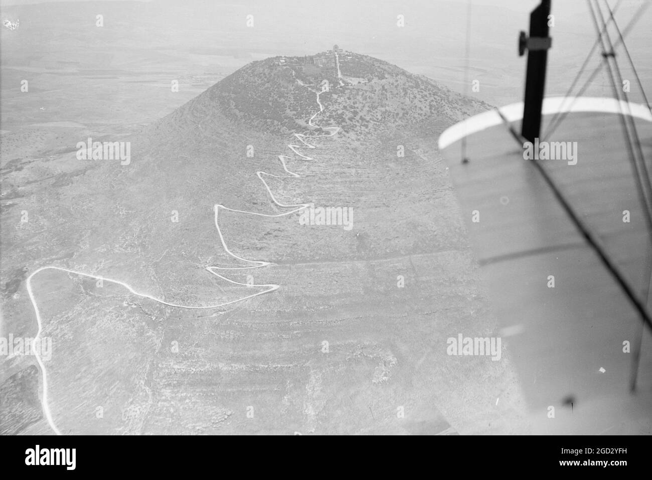 Vista aerea della strada a motore a zig-zag su una montagna in Israele (probabilmente il Monte Tabor) ca. 1937 Foto Stock