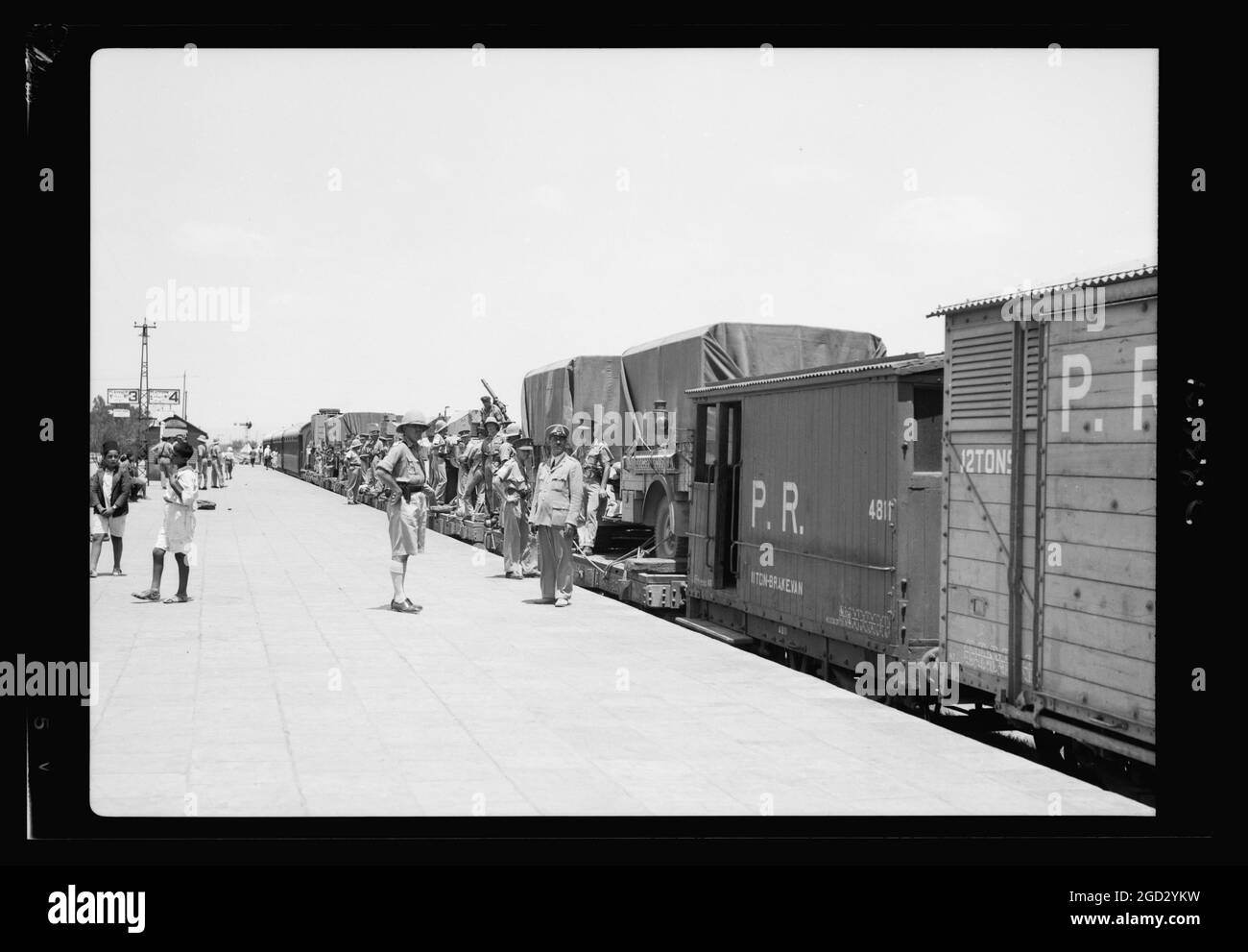 Truppe in una stazione ferroviaria a Lydda, Israele il 15 luglio 1938 Foto Stock