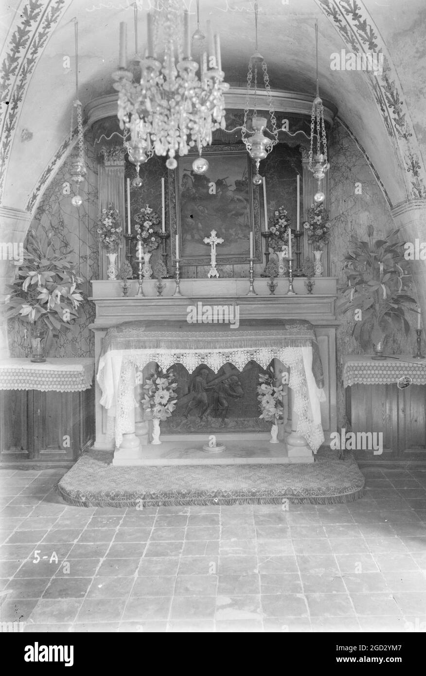 Interno della 5 ° Stazione della Croce all'interno di una chiesa in Israele circa tra il 1898 e il 1946 Foto Stock