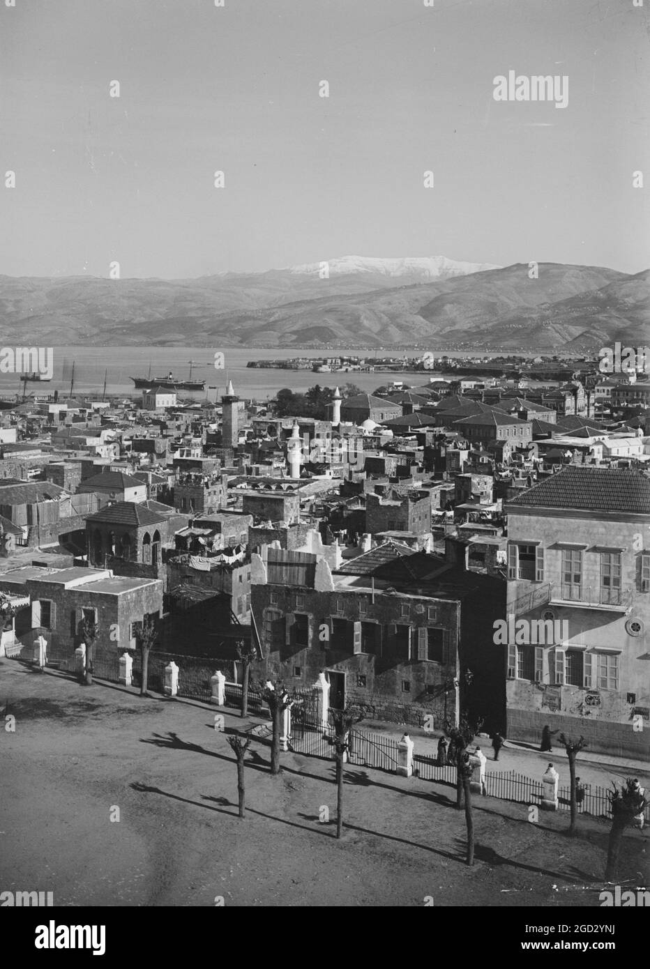 Vista di una città costiera, probabilmente Beirut e St. George's Bay ca. Tra il 1898 e il 1946 Foto Stock