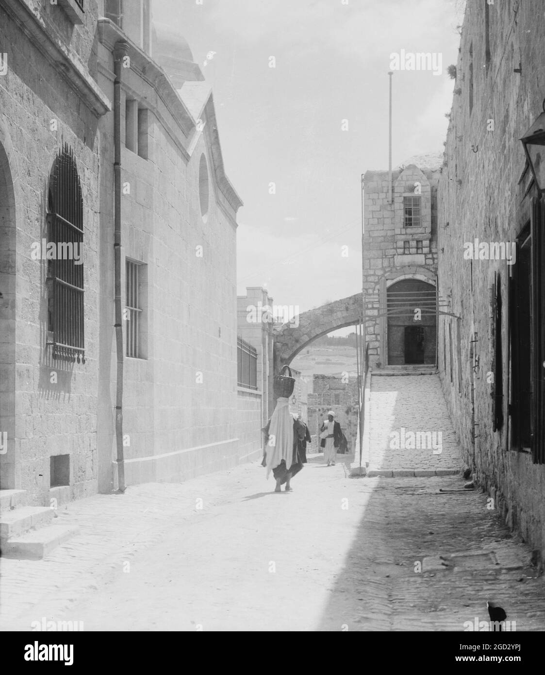 La gente cammina sulla Via dolorosa in Israele, iniziando dalla porta di Santo Stefano, tradizionalmente la seconda Stazione della Croce ca. 1900 Foto Stock