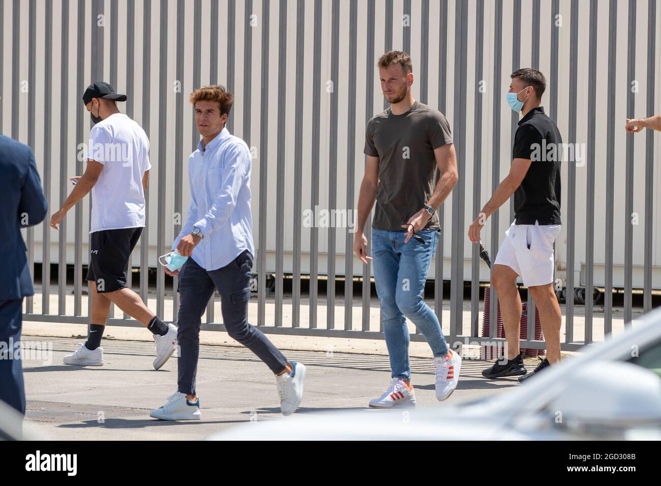 Clement Lenglet, Riqui Puig, Neto arriva alla conferenza stampa di addio di Lionel messi all'Auditori 1899 allo stadio Camp Nou di Barcellona, Spagna. (Credit: David Ramirez) Foto Stock