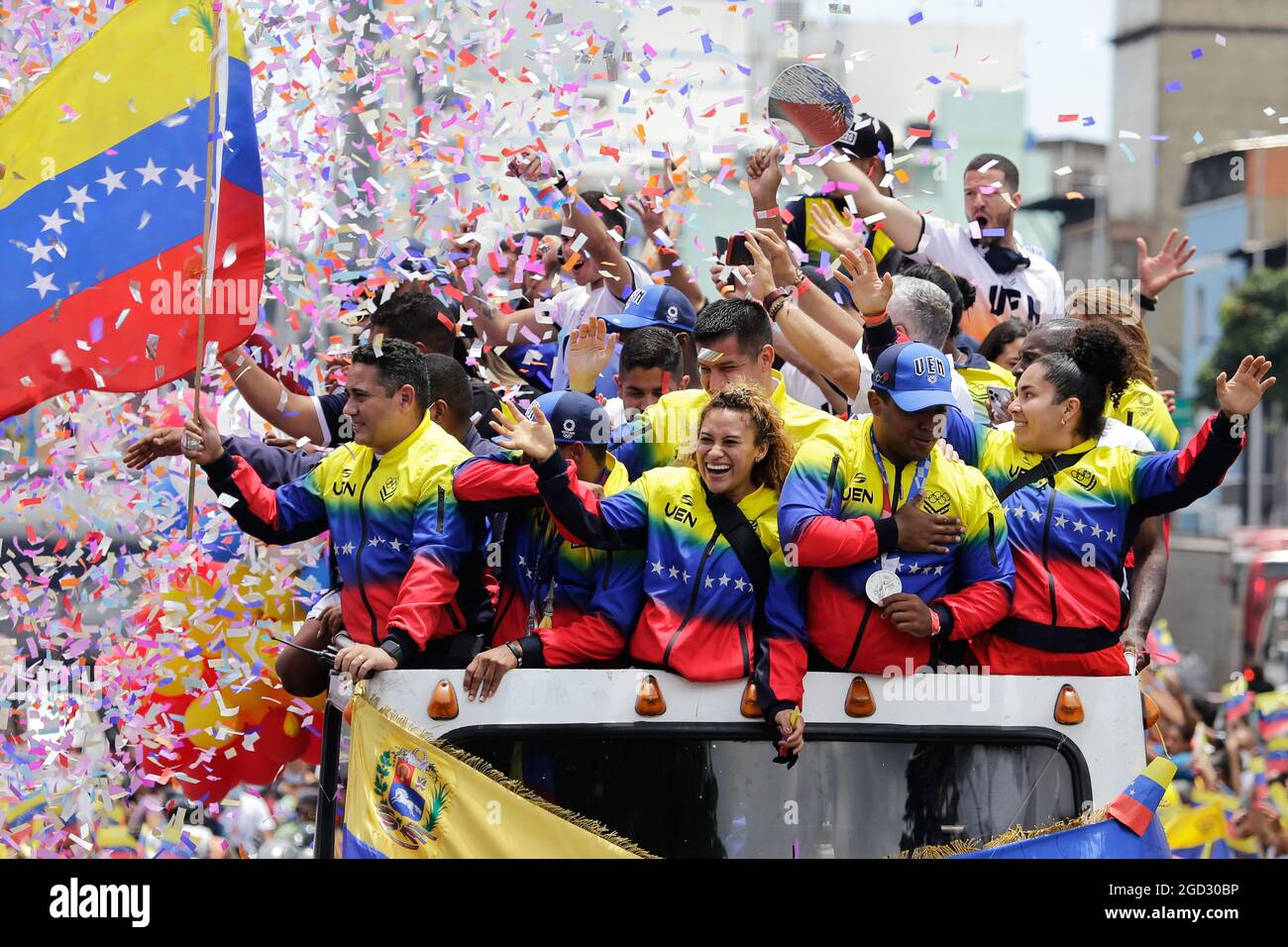 Caracas, Venezuela. 10 agosto 2021. I venezuelani fanno le loro bandiere e si acclamano mentre il team venezuelano arriva dopo aver gareggiare alle Olimpiadi di Tokyo. Credit: Jesus Vargas/dpa/Alamy Live News Foto Stock