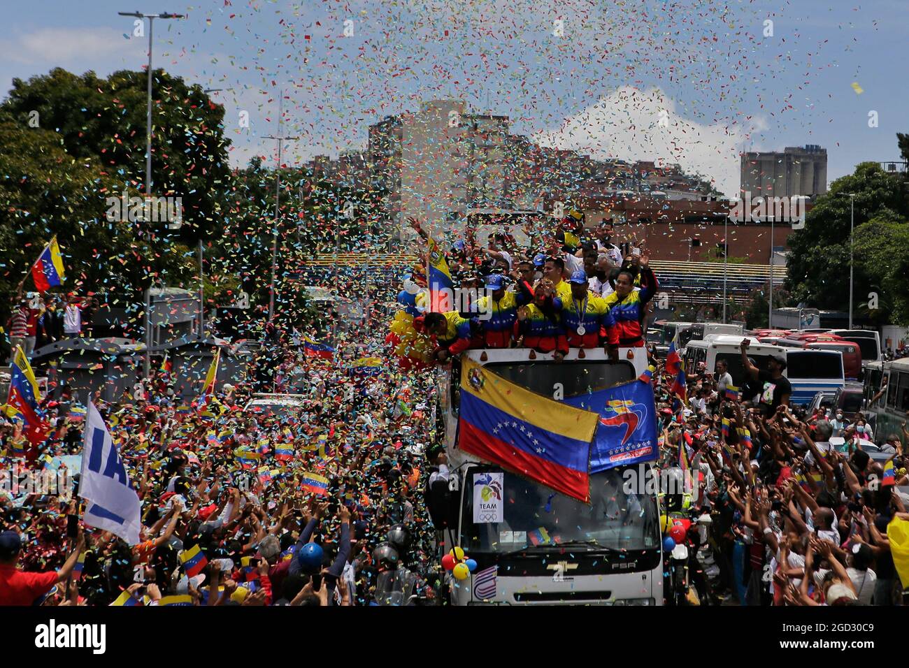 Caracas, Venezuela. 10 agosto 2021. I venezuelani fanno le loro bandiere e si acclamano mentre il team venezuelano arriva dopo aver gareggiare alle Olimpiadi di Tokyo. Credit: Jesus Vargas/dpa/Alamy Live News Foto Stock