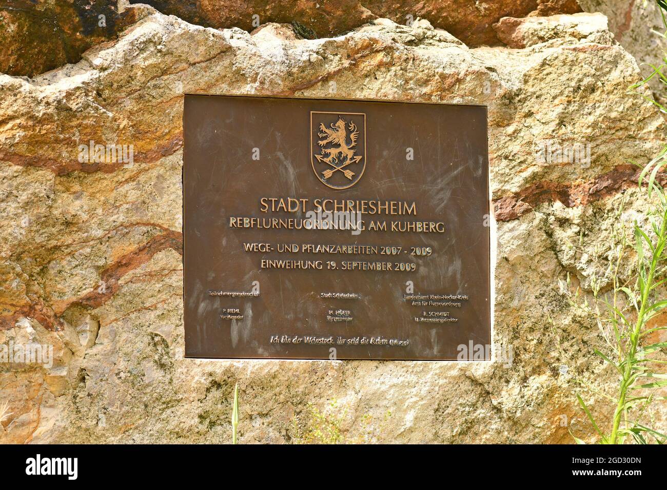 Schriesheim, Germania - 2021 agosto: Pietra commemorativa con l'iscrizione 'City Schrisheim, riprogettazione di vigneti a Kuhberg collina' Foto Stock