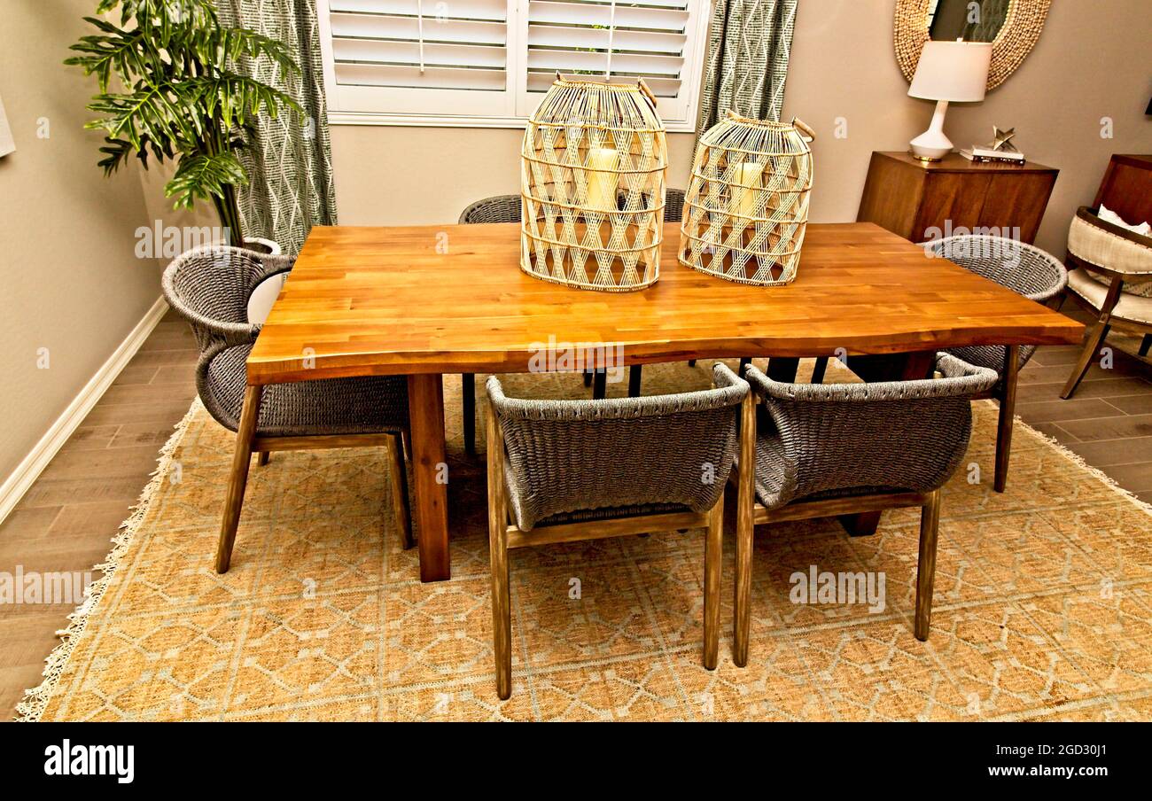 Sala da pranzo tavolo in legno e sei sedie in vimini Foto Stock