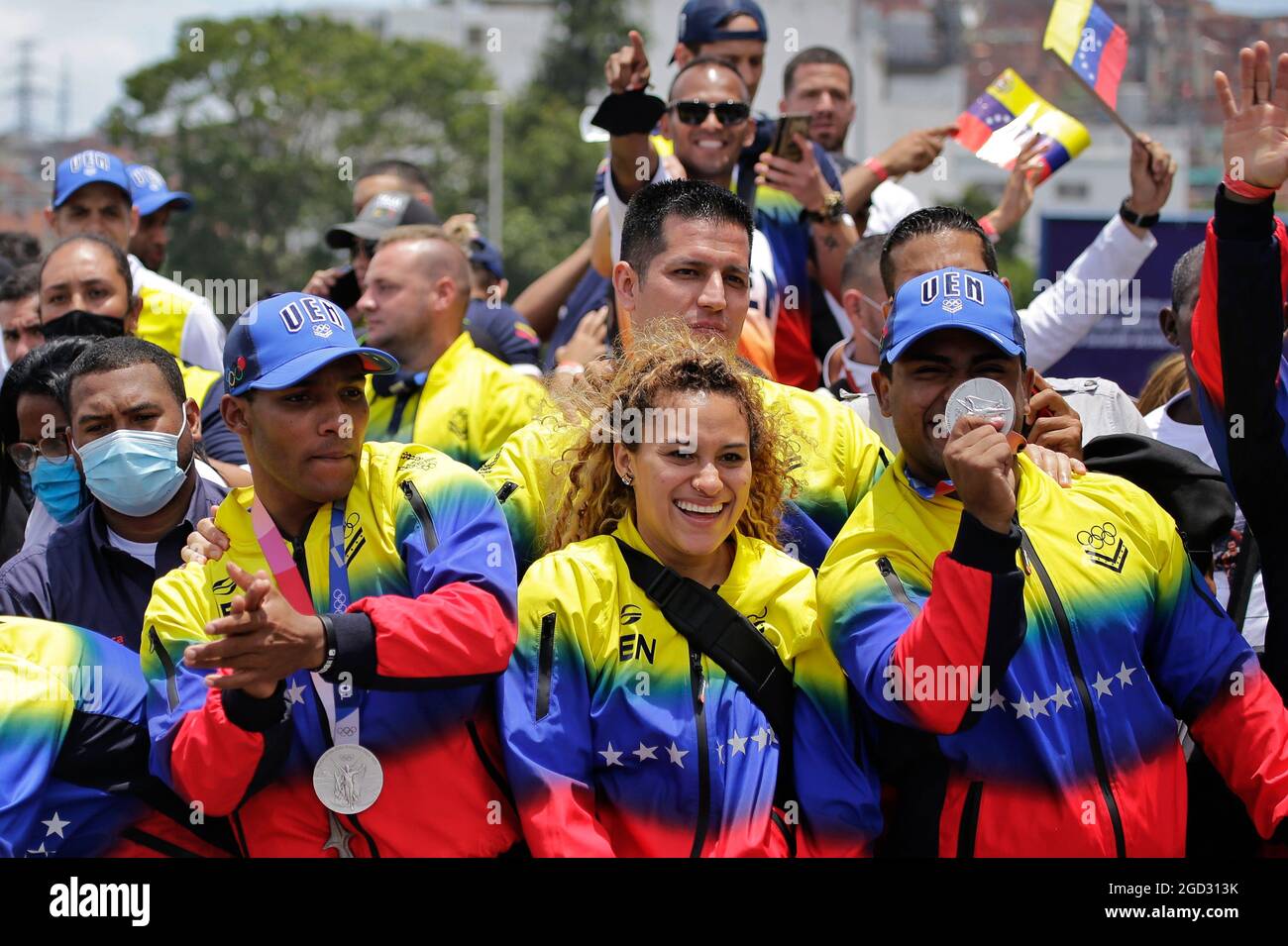 Caracas, Venezuela. 10 agosto 2021. Keydomar Vallenilla (r) e Julio Mayora (l) mostrano le loro medaglie olimpiche mentre sono allietate dai tifosi all'arrivo dopo le Olimpiadi di Tokyo. Credit: Jesus Vargas/dpa/Alamy Live News Foto Stock