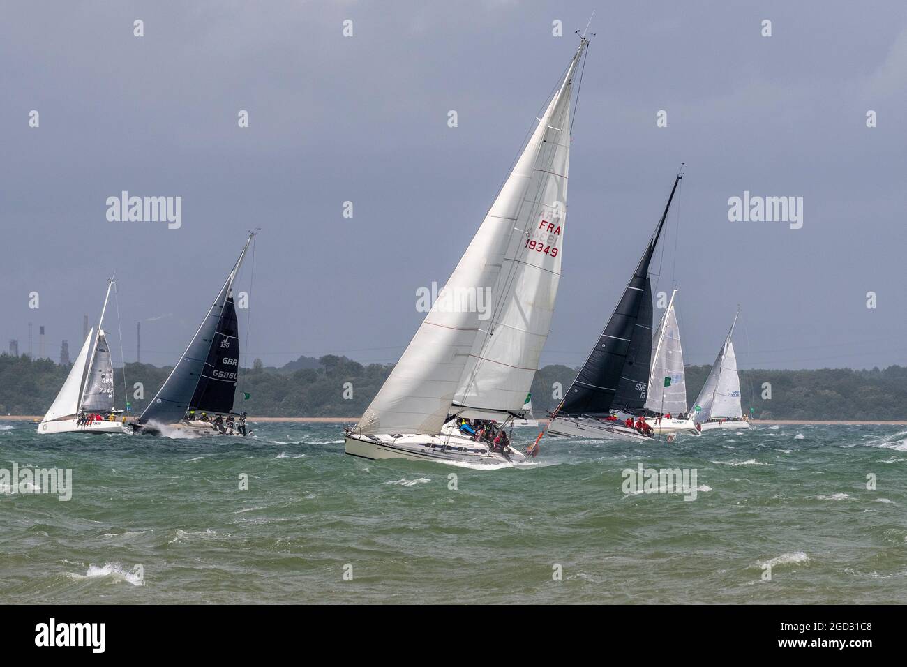 Inizio della Rolex Fastnet Race l'8 agosto 2021. I concorrenti si trovavano di fronte a condizioni di sgranatura con alti venti occidentali. Cowes, Isola di Wight, Inghilterra Foto Stock
