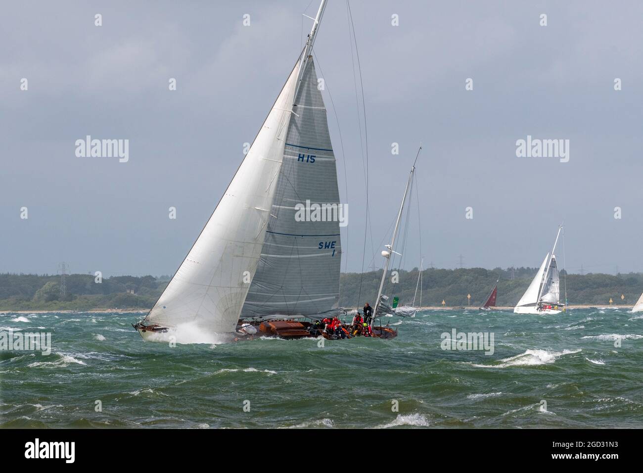 Inizio della Rolex Fastnet Race l'8 agosto 2021. I concorrenti si trovavano di fronte a condizioni di sgranatura con alti venti occidentali. Cowes, Isola di Wight, Inghilterra Foto Stock