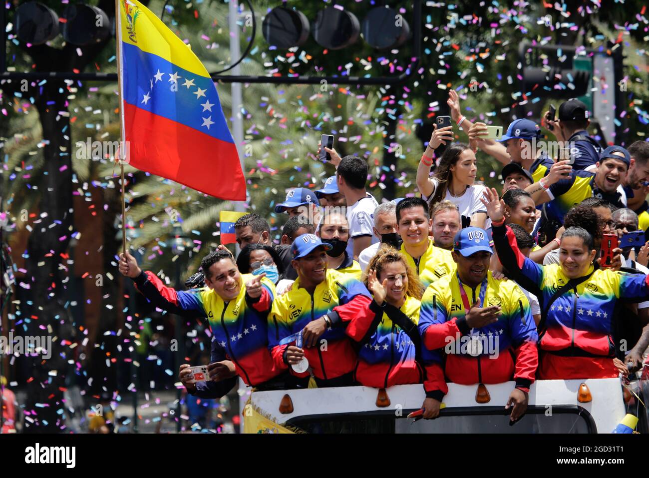 Caracas, Venezuela. 10 agosto 2021. Keydomar Vallenilla (2° da destra) e Julio Mayora (2° da sinistra) mostrano le loro medaglie olimpiche come sono allietate dai tifosi all'arrivo dopo le Olimpiadi di Tokyo. Credit: Jesus Vargas/dpa/Alamy Live News Foto Stock